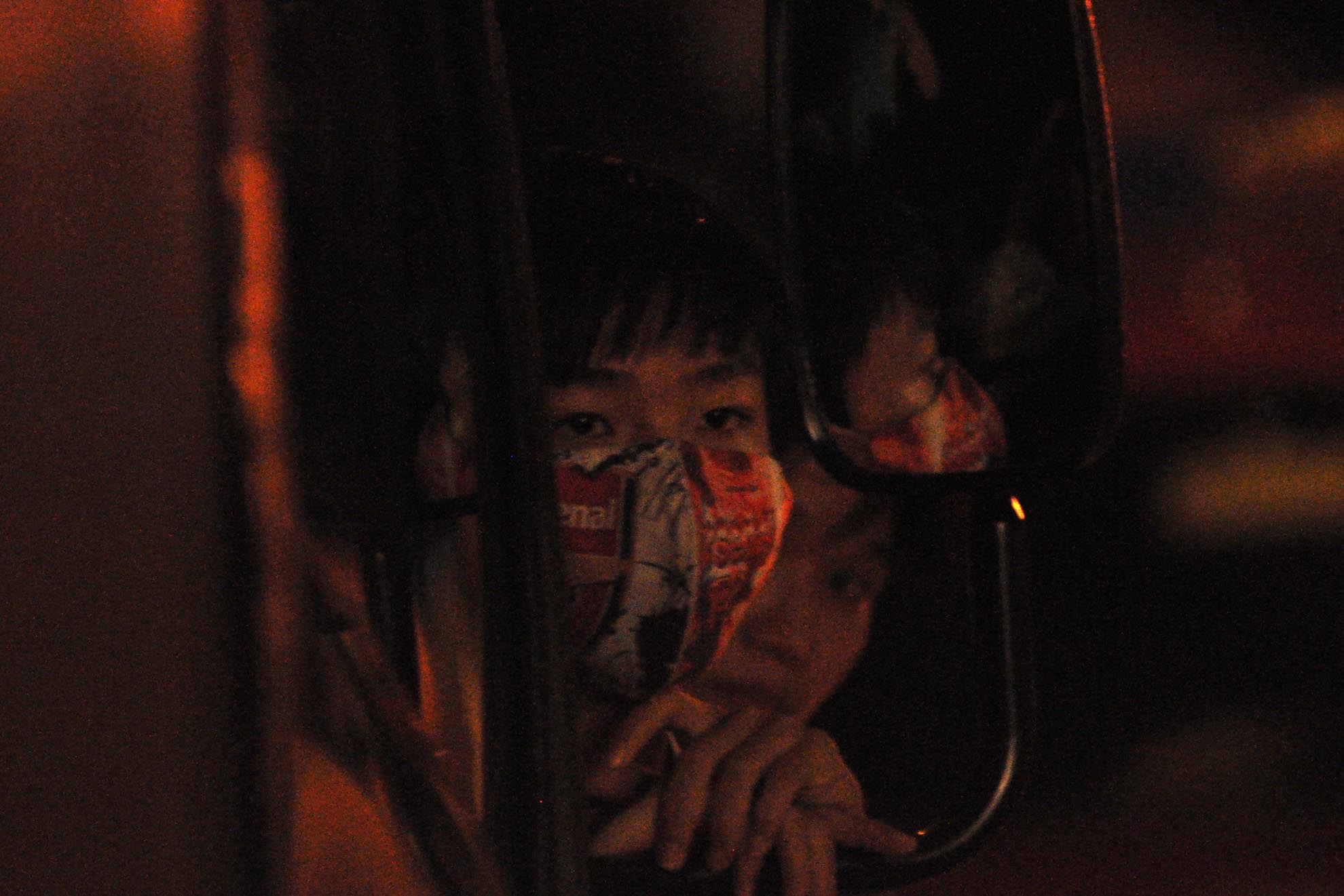 Ánh mắt thẫn thờ của một người dân có nhà bị sập.