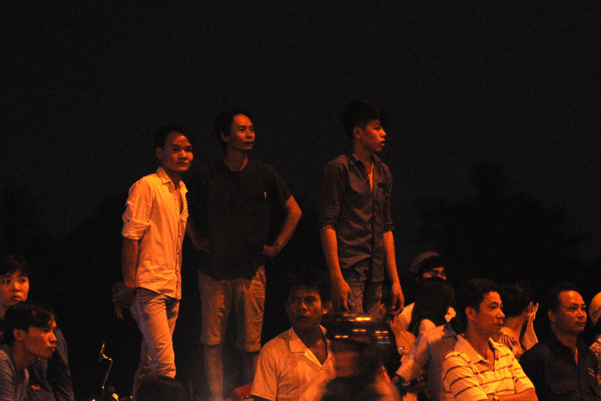 Nhiều người dân hiếu kỳ tụ tập 2 bên đường Lê Thị Riêng để theo dõi sự việc.