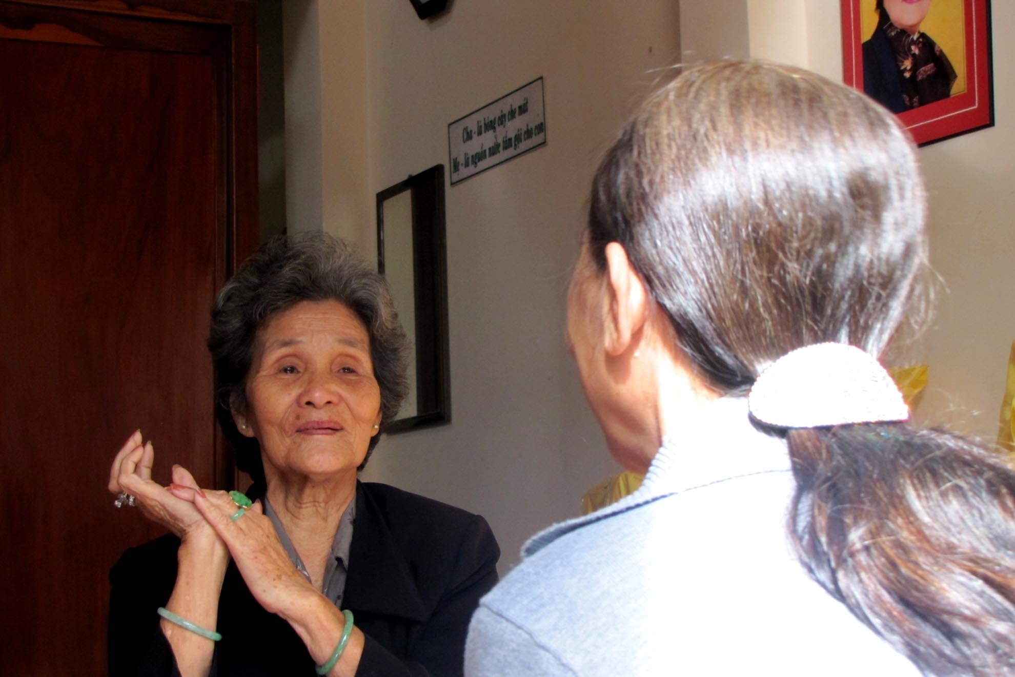 Những lúc rãnh rỗi bà thường trò chuyện cùng bạn bè, và trong đó những câu chuyện xưa về trà luôn là cầu nối không thể thiếu.