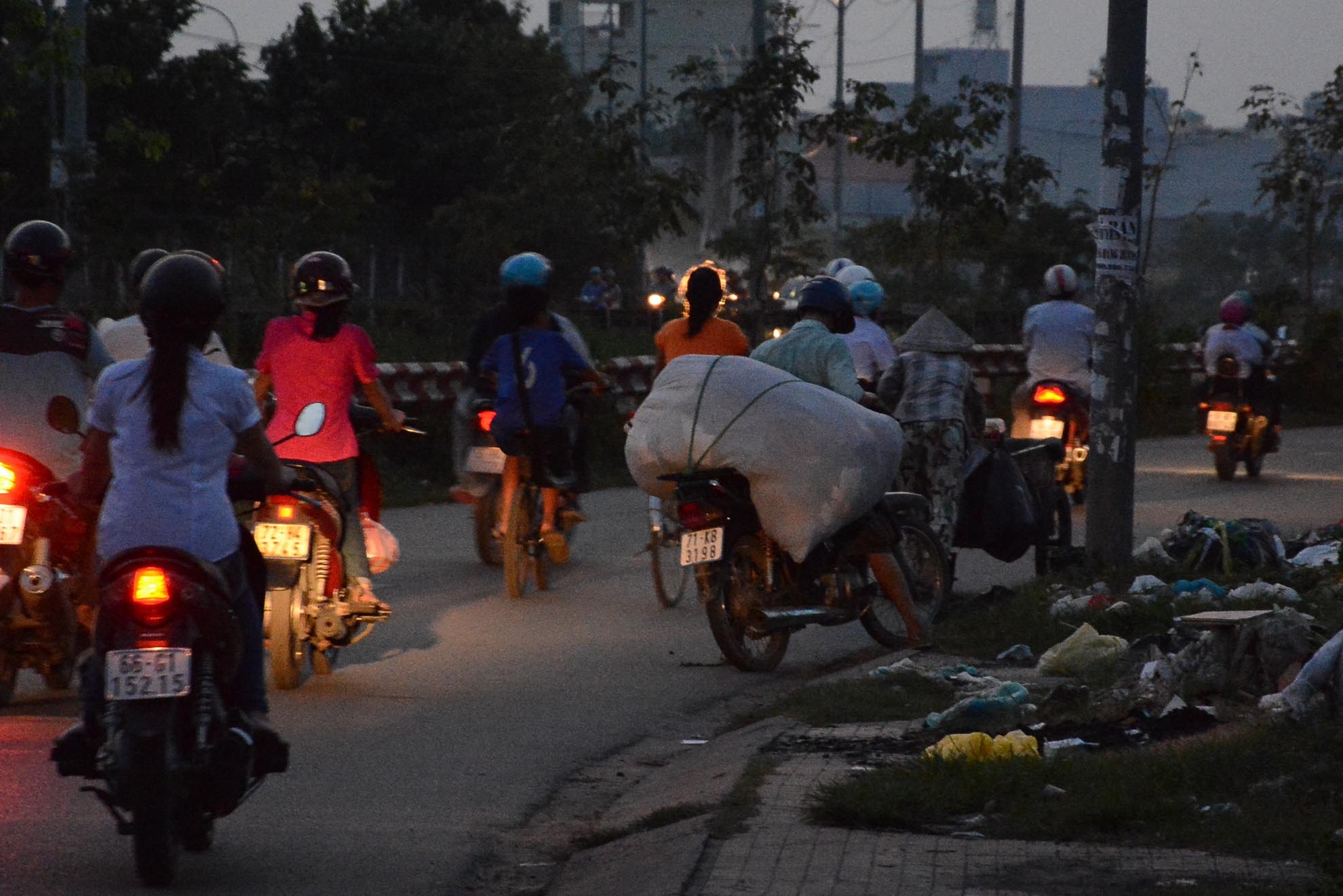 Một người đàn ông lén lút mang rác đến đổ khi trời xẩm tối. Người dân phản ánh: Họ còn chờ đến 2,3 giờ sáng mới đem rác đến đổ lén.
