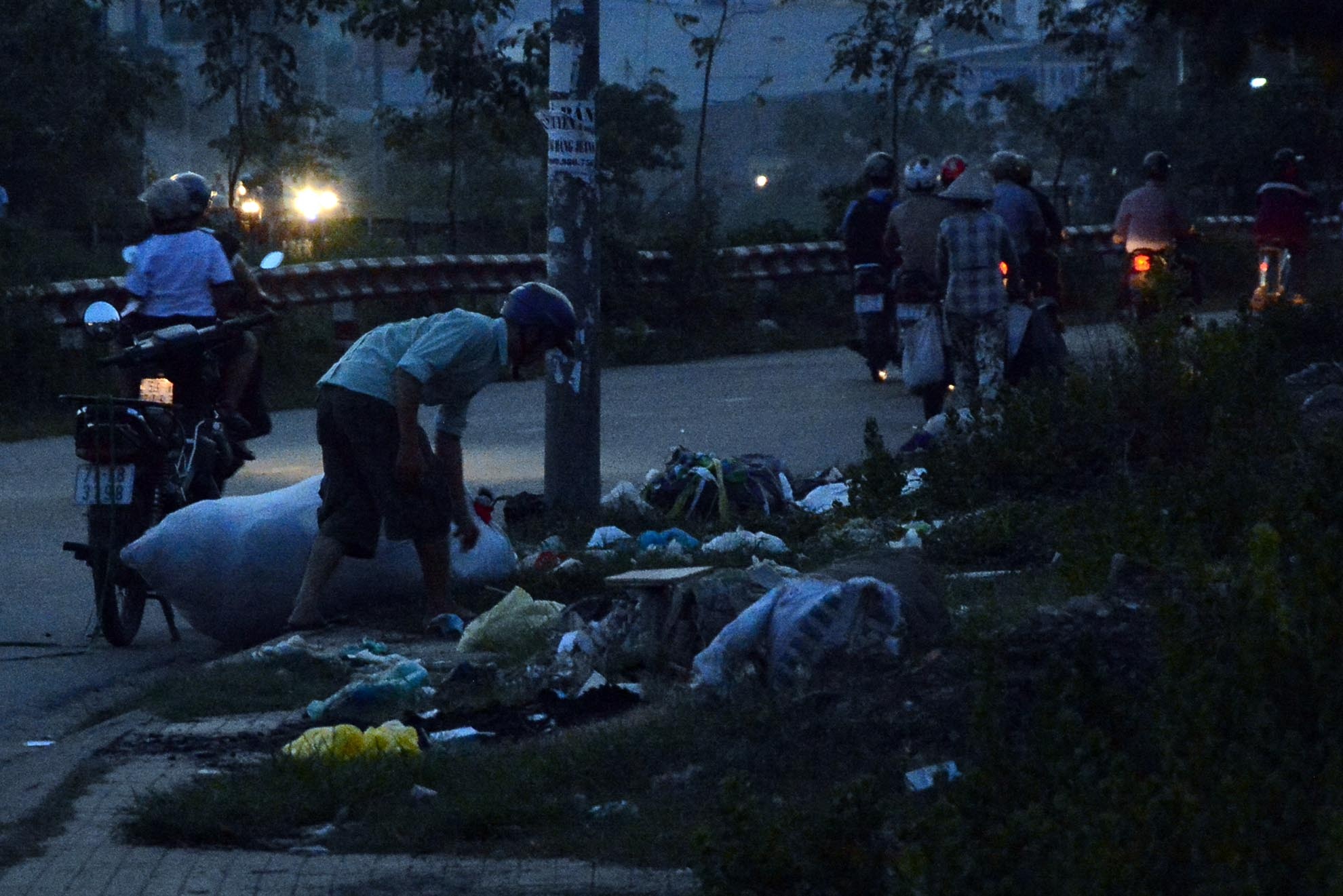 Việc đổ rác độc hại gần các khu dân cư gây ảnh hưởng đến sức khoẻ của người dân. Cư dân bên kênh Nước đen cho biết họ đã nhiều lần phản ánh đến chính quyền nhưng tình trạng trên vẫn chưa được giải quyết khiến dân rất bức xúc.