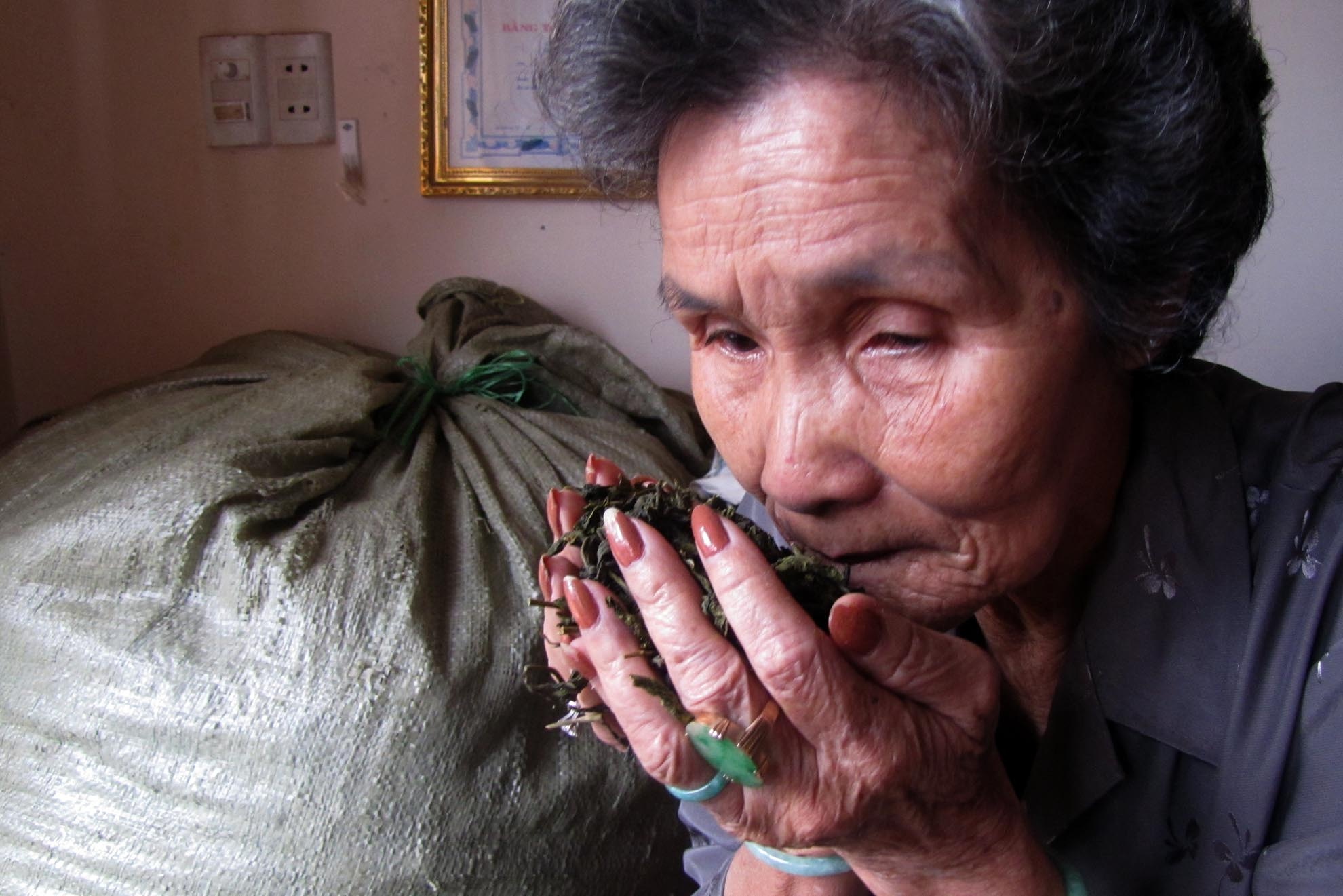 Gap ba to cua nghe tra uop huong xu B'Lao hinh anh