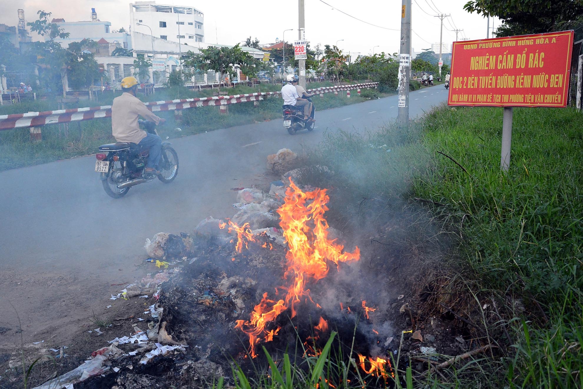 Theo người dân thì các bãi rác hình thành do hàng chục cơ sở sản xuất nhuộm vải thải ra mỗi ngày, cộng với xác chết động vật từ khu chợ gần đó đem đến đổ vào lúc ít người qua lại. 