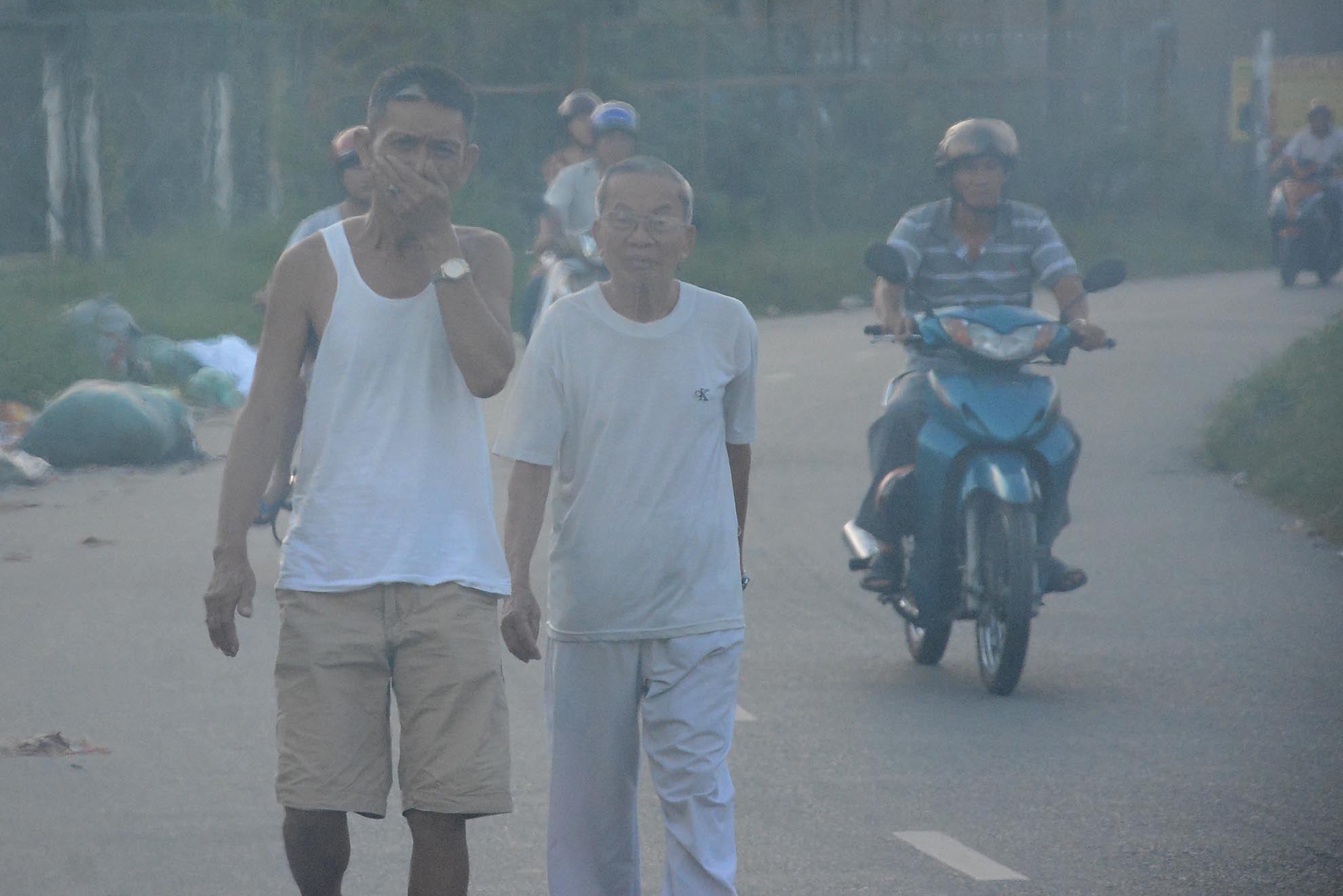 Mặc dù chính quyền địa phương đã đặt biển cấm nhưng nhiều người vẫn lén lút đổ rác. Cư dân ở đây phản ánh: Họ chờ lúc vắng người, đêm khuya đem rác đến đổ. Mỗi ngày cả tấn vải vụn, rác sinh hoạt...lấp đầy hai bên lề đường, lúc nhiều tràn ra cả lòng đường.  