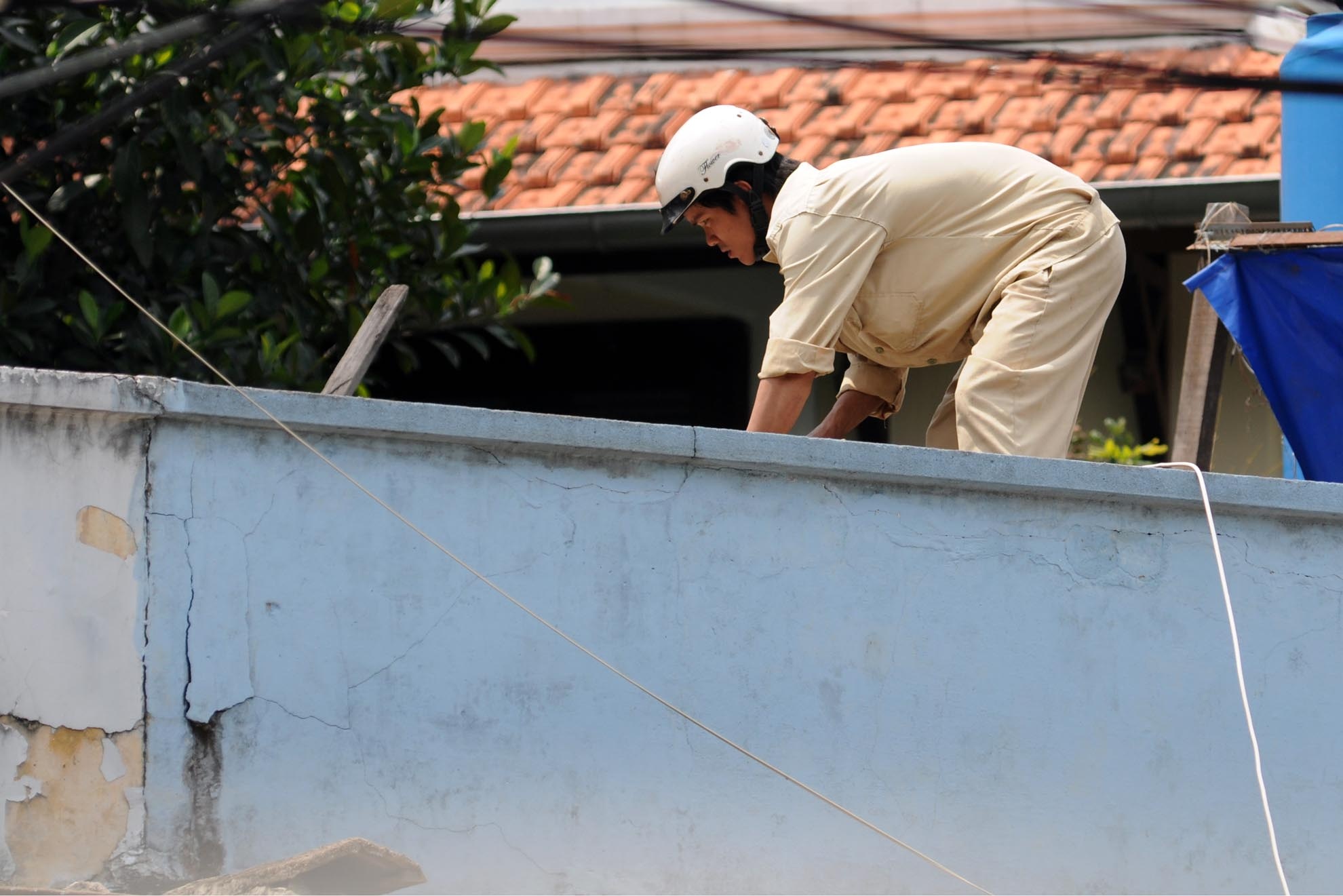 Căn nhà xảy ra sự việc là của gia đình chị Phượng, bán quán cà phê. Lúc xảy ra sực việc, vợ chồng chị Phượng dậy sớm để chuẩn bị bán hàng nên chạy ra ngoài kịp thời.