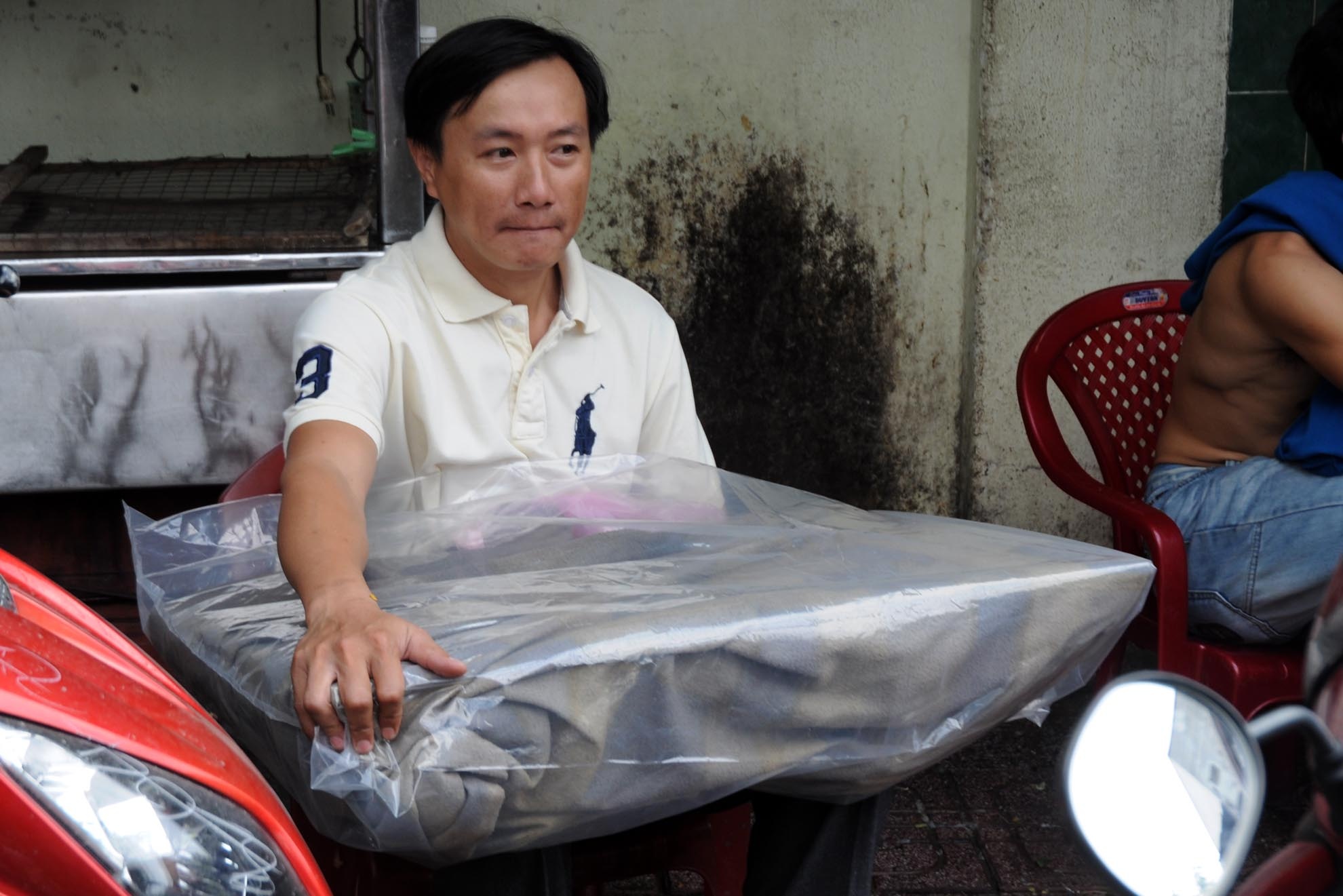 Nhiều người chứng kiến sự việc kể lại, “hố tử thần” sâu khoảng 3m. 