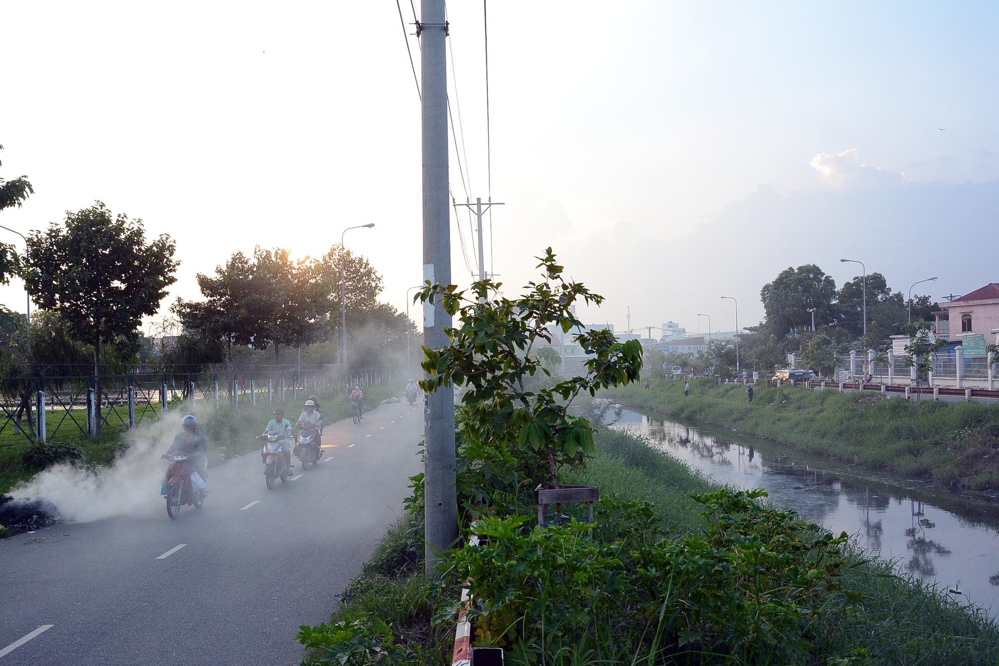 Khói độc và hôi thối lan toả ra cả một khu vực rộng lớn xung quanh khiến người dân rất bức xúc.