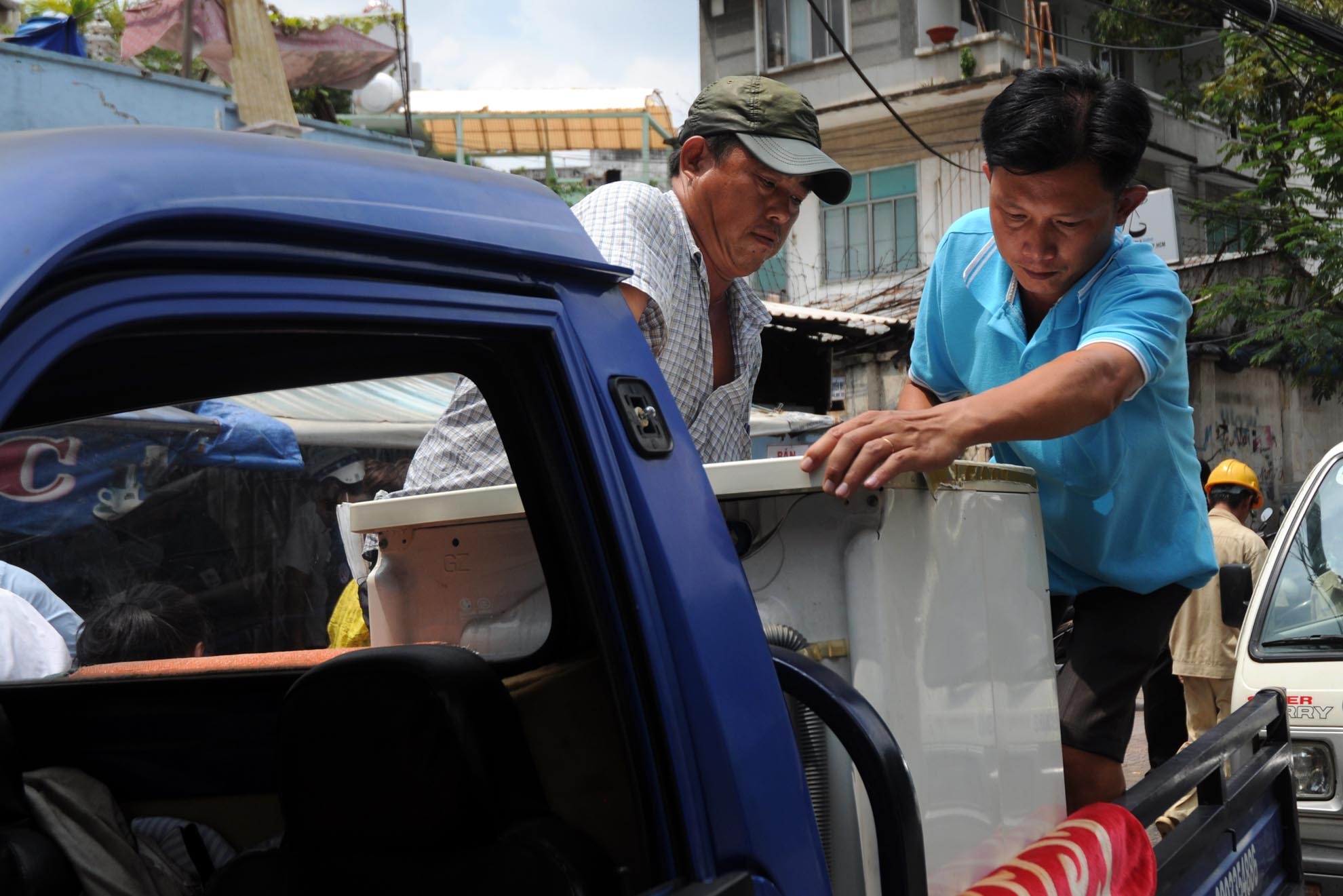 Được biết, mảnh đất này trước đây dùng để làm chỗ dựng trụ điện. Tuy nhiên, nhiều người dọn tới sinh sống rồi ở hẳn mà không có giấy tờ.