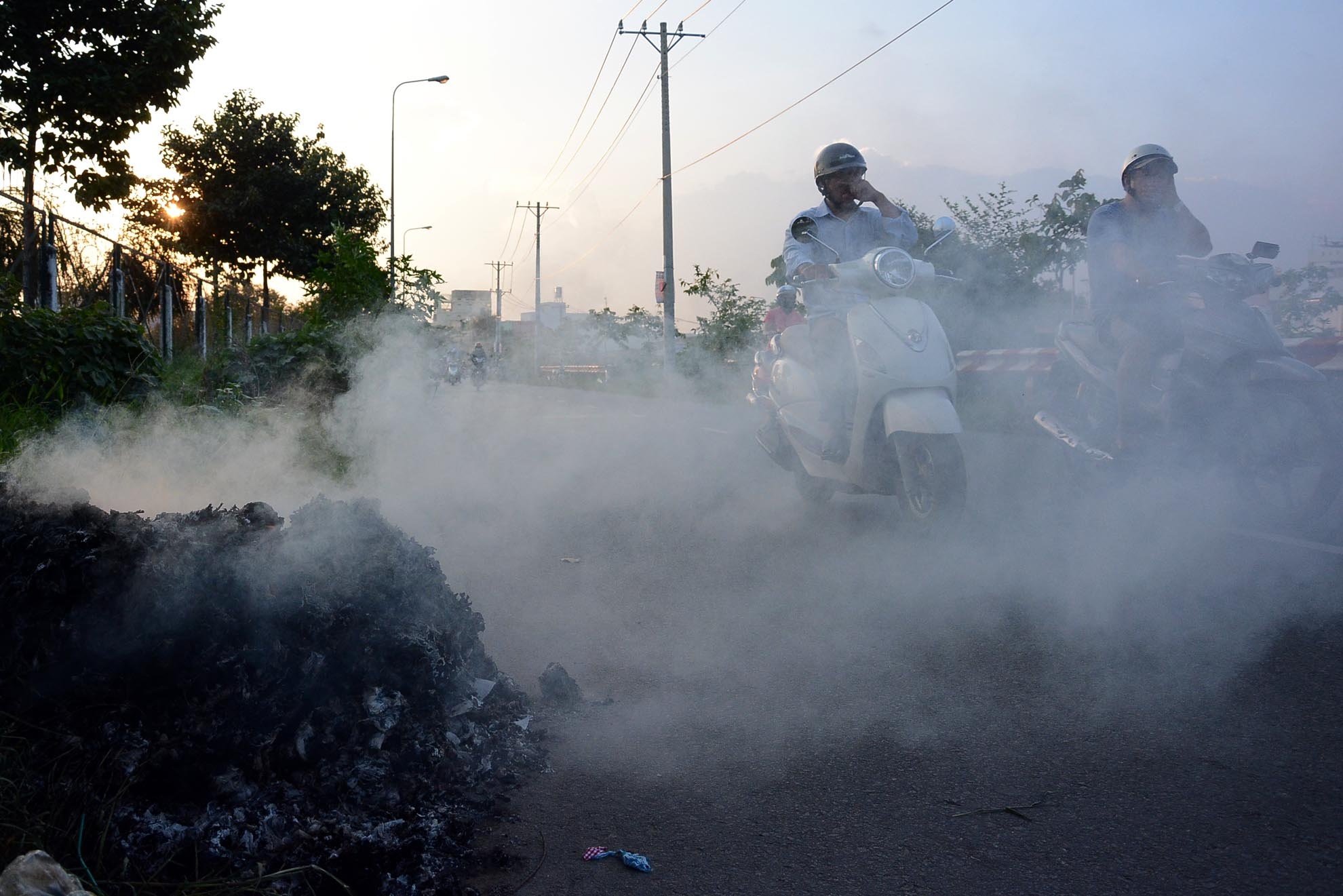 Khói che tầm mắt của người tham gia lưu thông.