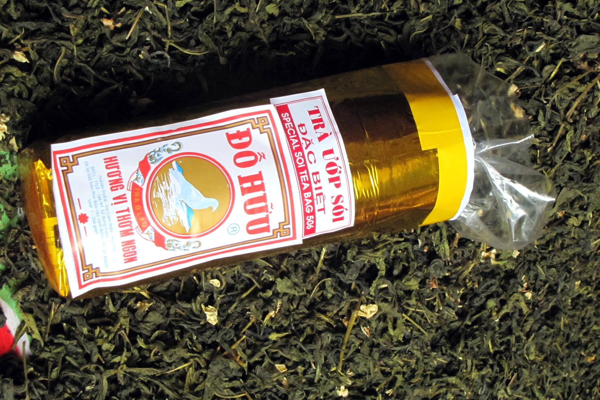 Hương trà lúc mạnh mẽ, lúc đằm thắm, trà khi trên đầu lưỡi thì có vị chát nhẹ, xuống cổ rồi thì ngọt dịu, chén đã đặt xuống mà hương vị vẫn còn phảng phất. Những chuyến xe than nối liền Đà Lạt - Sài Gòn khi dừng chân ở B’Lao khách đều hỏi thăm trà “Giấy báo” của bà. Vì ngày đó, không có bao bì nhãn hiệu như bây giờ, trà chỉ lấy giấy báo mà gói lại thôi.