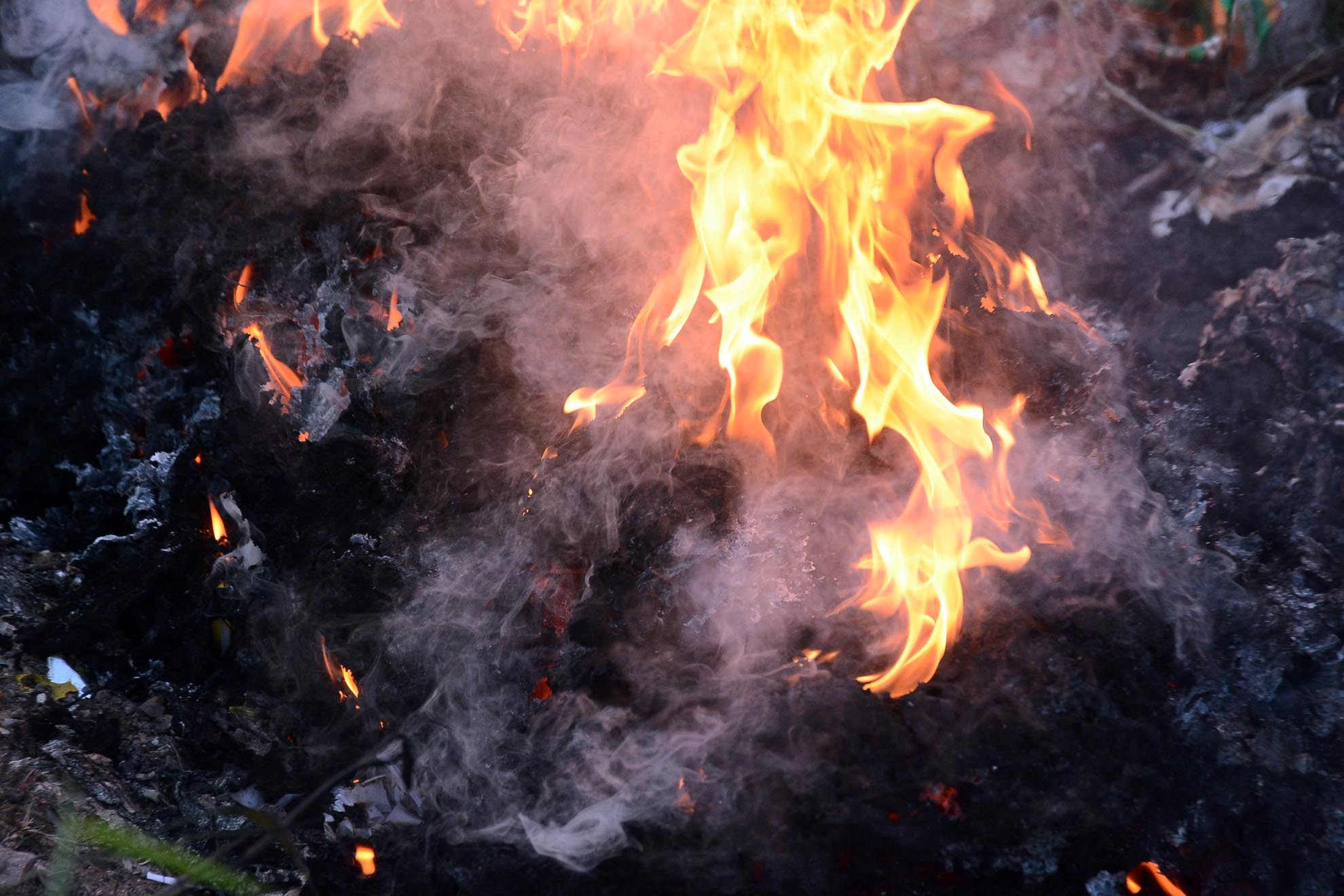 Rác thải này không hiểu có hoá chất gì nhưng khi cháy rất khét gây khó chịu cho mọi người.