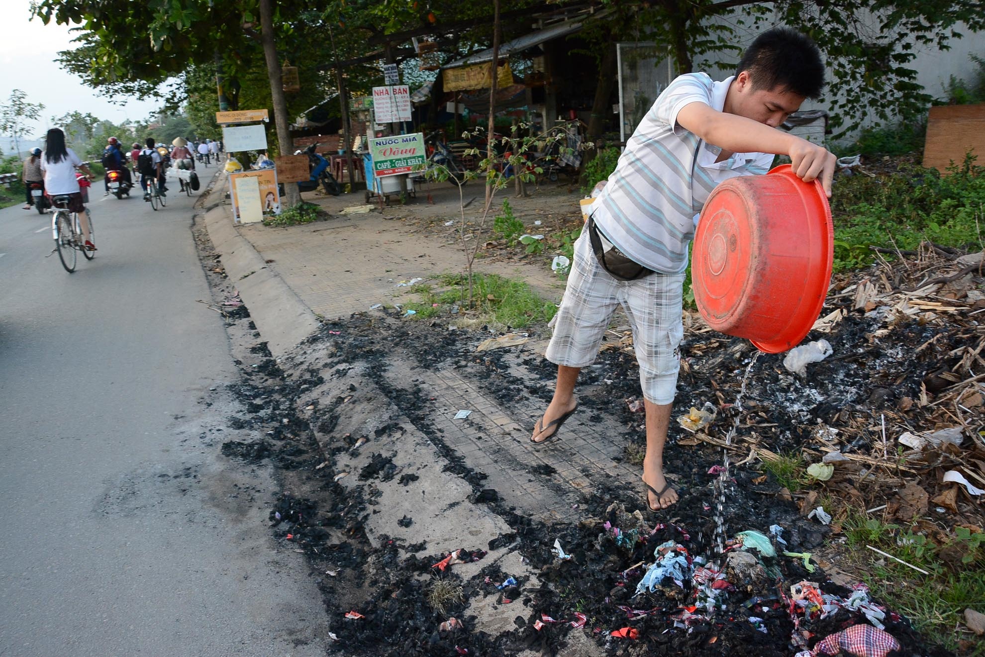 Anh Tài có quán giải khát bên cạnh một đống rác cho biết: Khách không chịu nổi mùi hôi thối và độc hại nên công việc kinh doanh của anh ế ẩm.