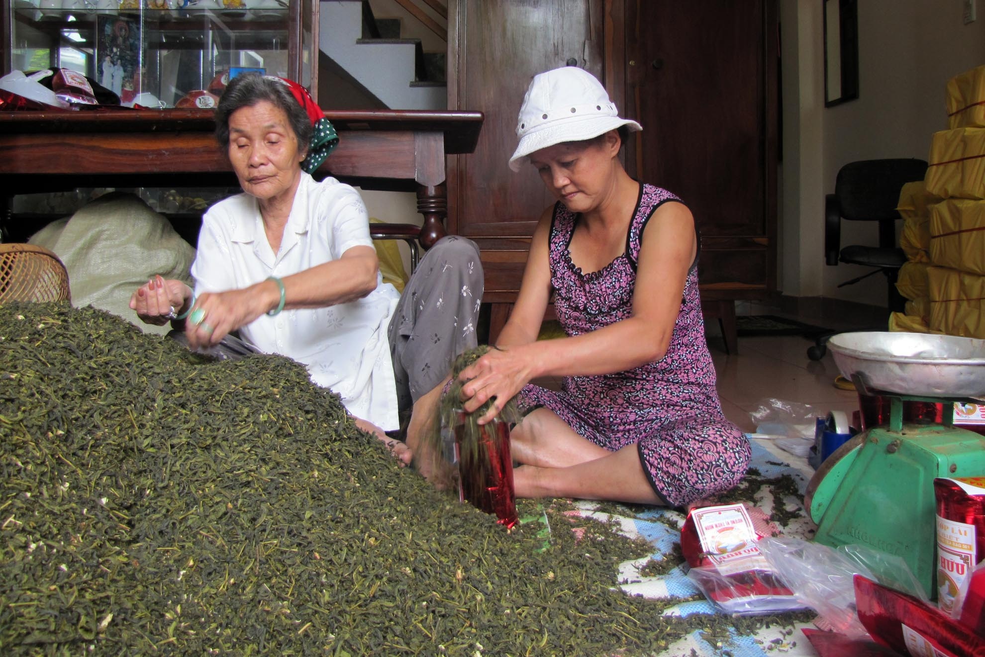 Hiện nay dù ở tuổi 90 sức khoẻ không còn tốt song bà vẫn thường ngồi cùng con cháu để nhắc nhở cách làm trà luôn phải giữ được truyền thống gia đình.