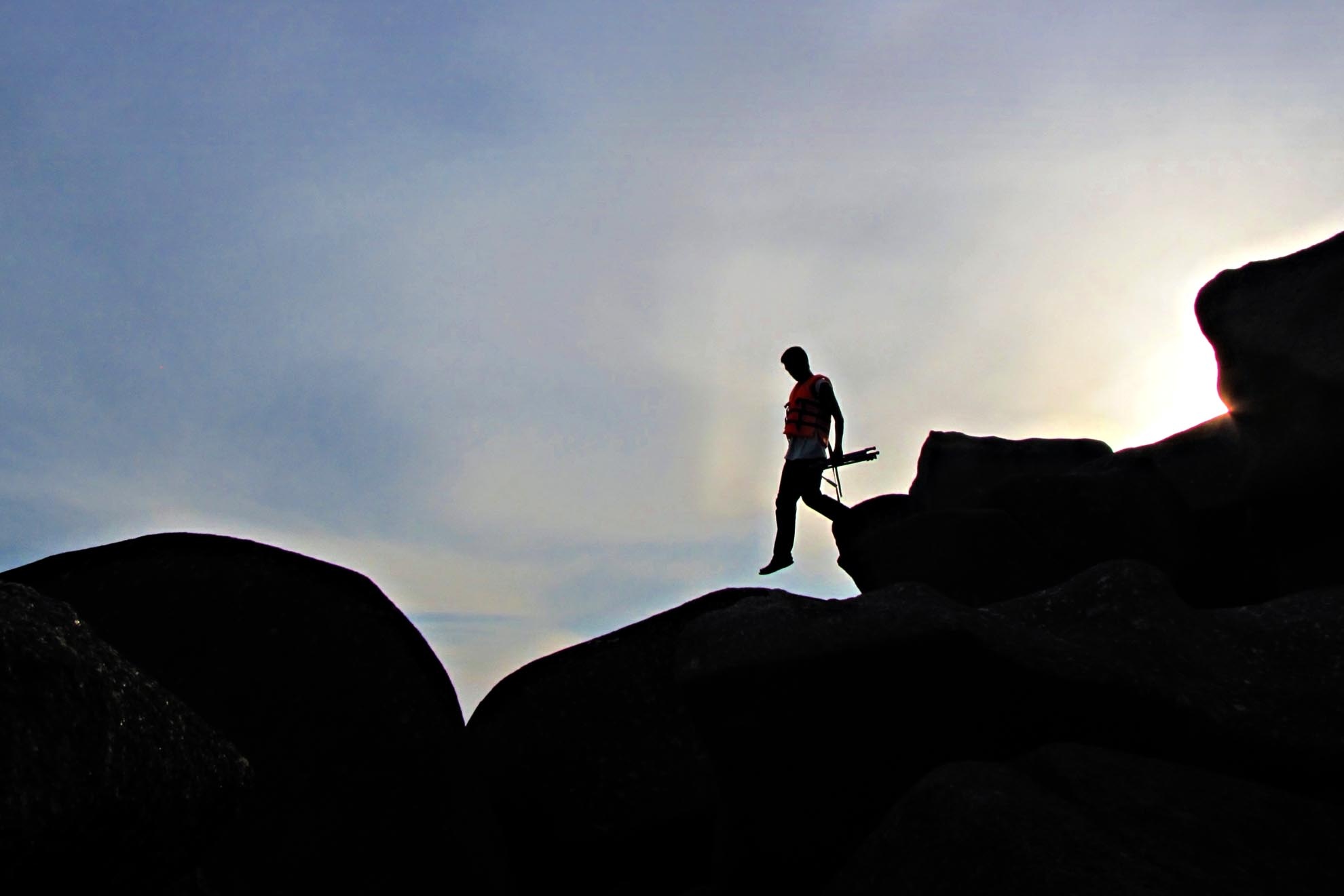 Sau bữa chiều no nê thì điều tuyệt vời tiếp theo là leo qua những vách đá khổng lồ tìm một vị trí tuyệt nhất để ngắm cảnh hoàng hôn trên biển. Tận hưởng sự bình yên sau một ngày đầy sôi động trước khi đến đến với một giấc ngủ ngon.