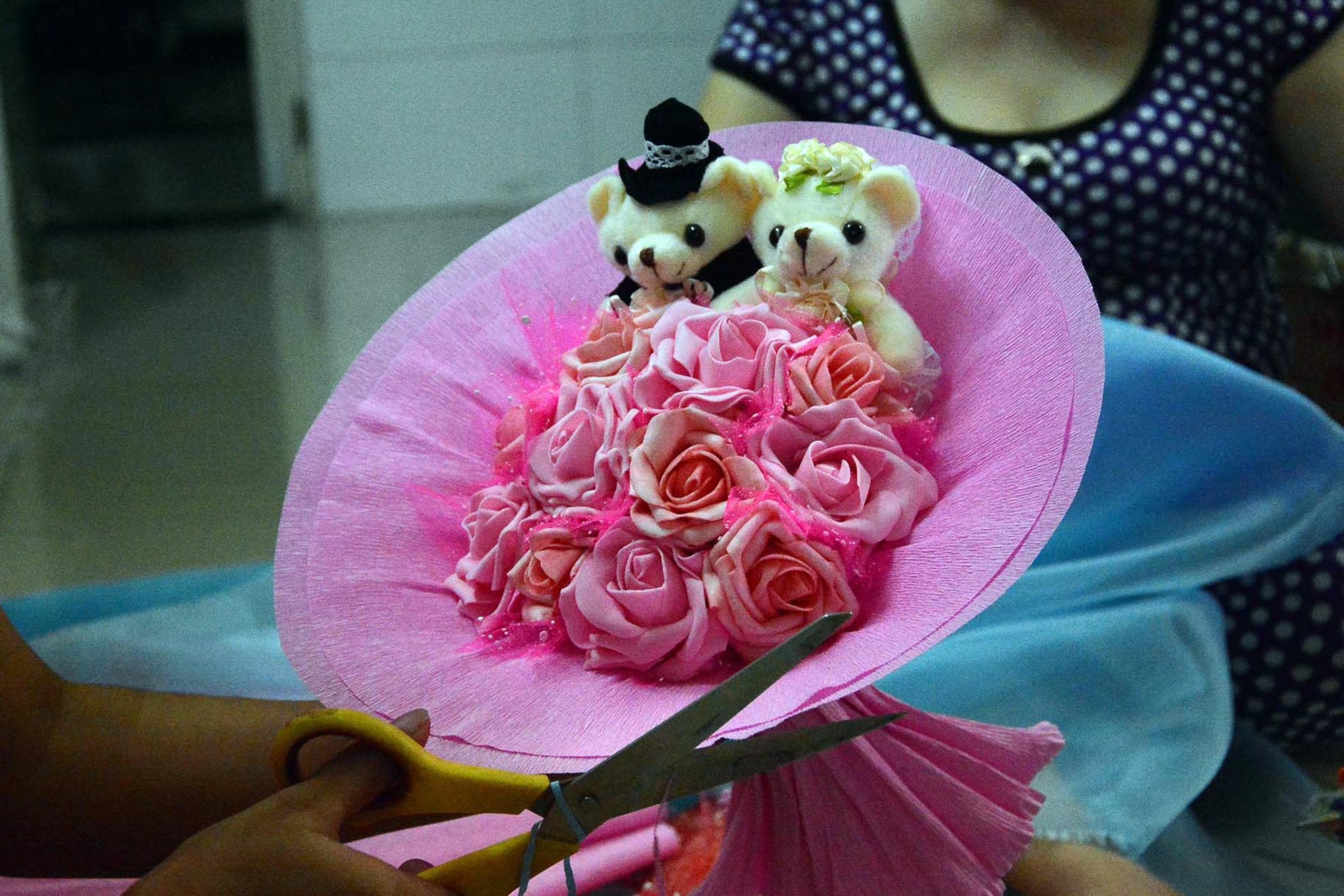 Hoa gau bong hut khach Sai Gon dip 20/10 hinh anh