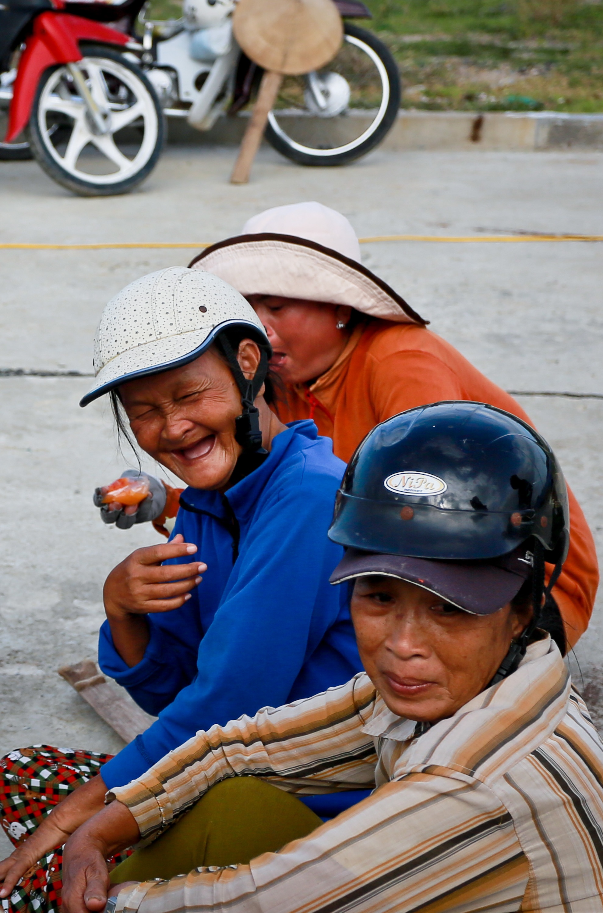 Phút nghỉ ngơi của đội nữ khiêng cá mập. Trong ảnh: nụ cười sảng khoái của bà Ngô Thị Thường (61 tuổi), người lớn tuổi nhất trong đội.