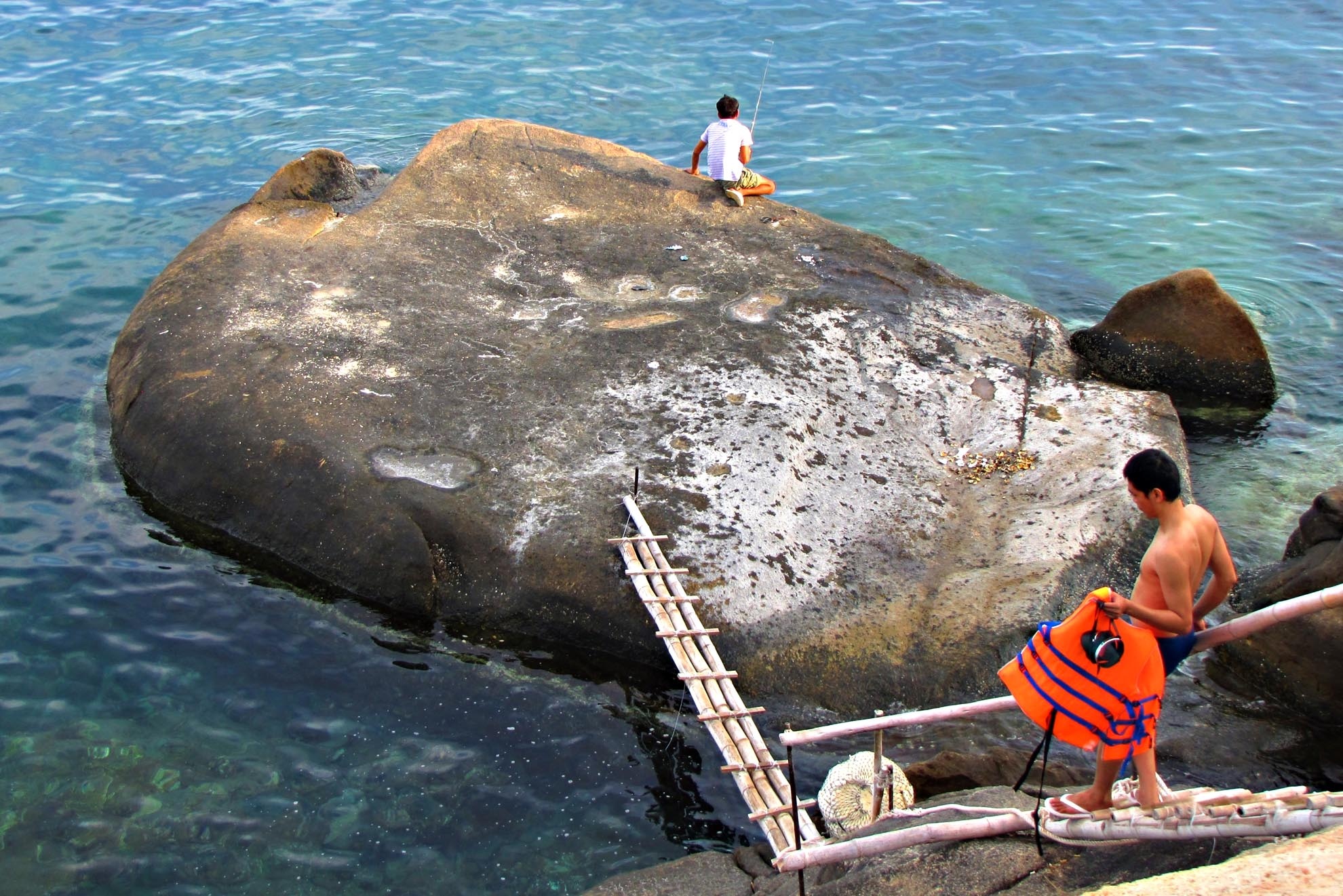 Buỏi sáng du khách nên dậy thật sớm để trải nghiệm thỏa sức vẫy vùng trong làn nước trong vắt, mát rượi.