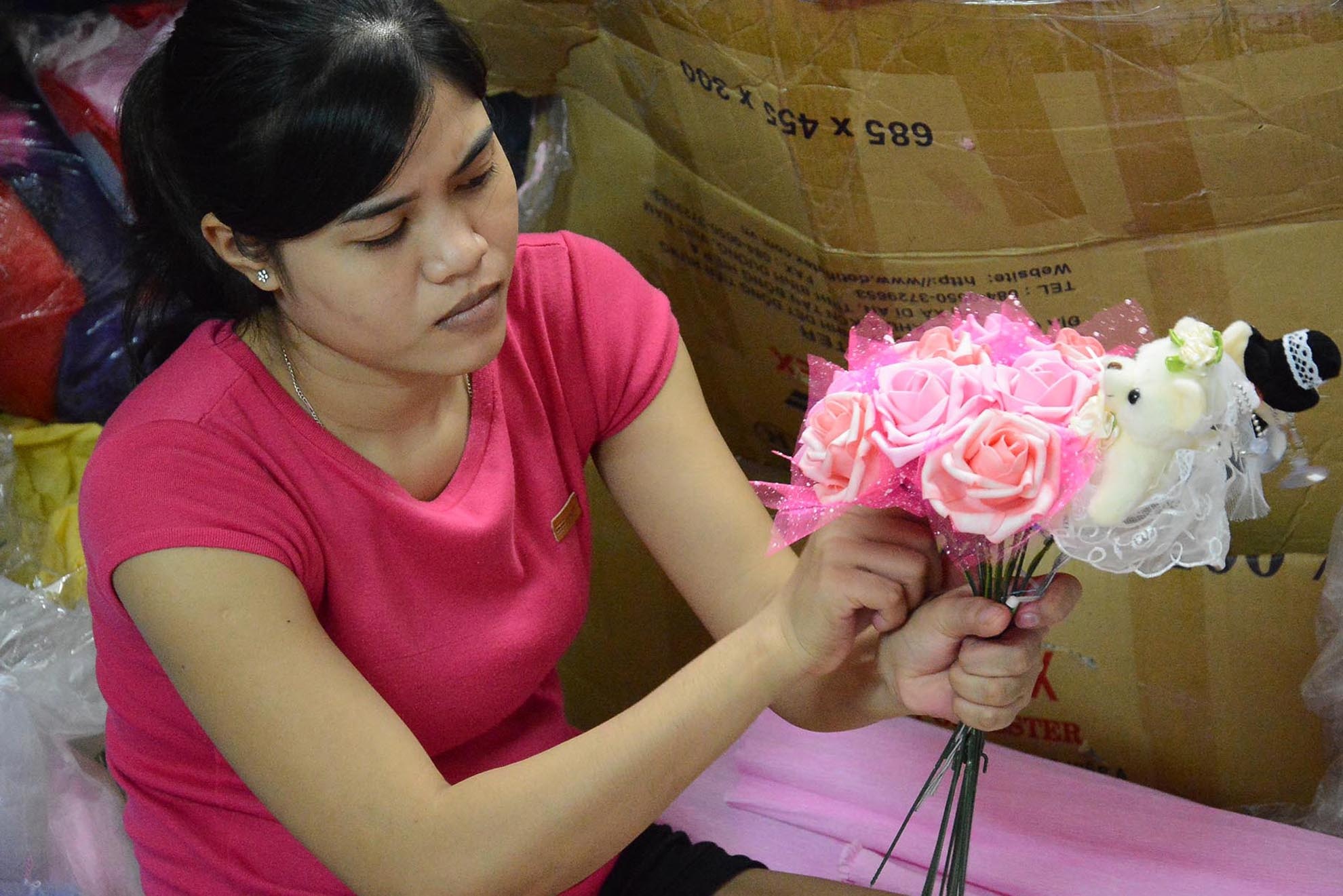 Tùy theo kích thước lớn nhỏ, độ khó khác nhau của từng sản phẩm mà thời gian hoàn thành có thể từ 1 đến 2 giờ cho một sản phẩm.  Hình 10: Một số sản phẩm lớn và giá cao thực hiện mất khoảng 1 ngày.  Hình 11: “Thị trường miền Bắc rất ưa chuộng hoa gấu bông nên shop đang đẩy mạnh hàng hóa ra khu vực này”, chị Phương cho biết thêm. 