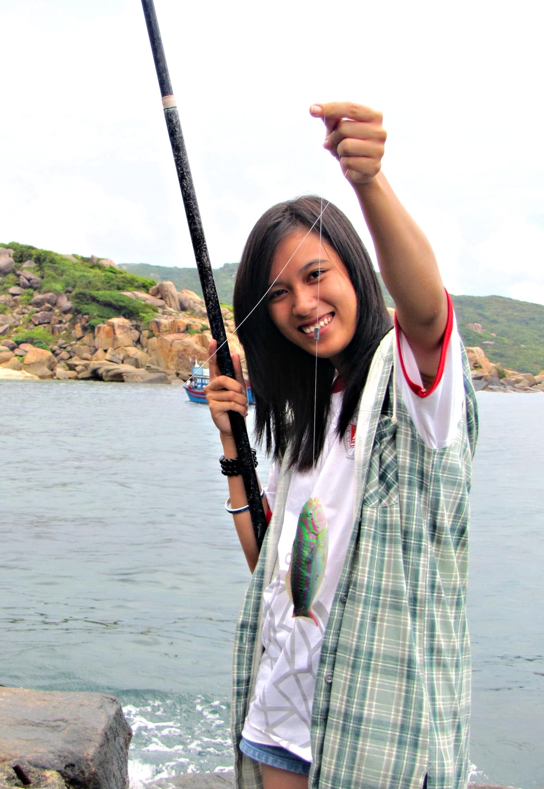 Thử tài câu cá là thử thách hấp dẫn, do khu vực này ít bị khai thác đánh bắt nên cá rất nhiều, chỉ cần khoảng 15 phút là bạn đã có đủ cho một bữa sáng tươi ngon.