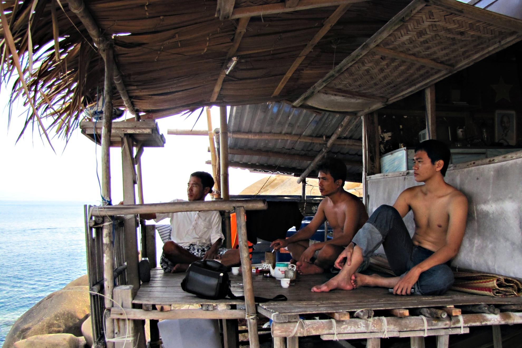 Bên tách trà nóng cùng những người dân biển chất phác hồn hậu nhiệt thành.  Bỗng cảm thấy bao nhiêu âu lo mệt mỏi dần tan biến, chỉ còn lại sự thanh thản trong tâm hồn cùng sự tuôn tràn sức sống đón chào ngày mới