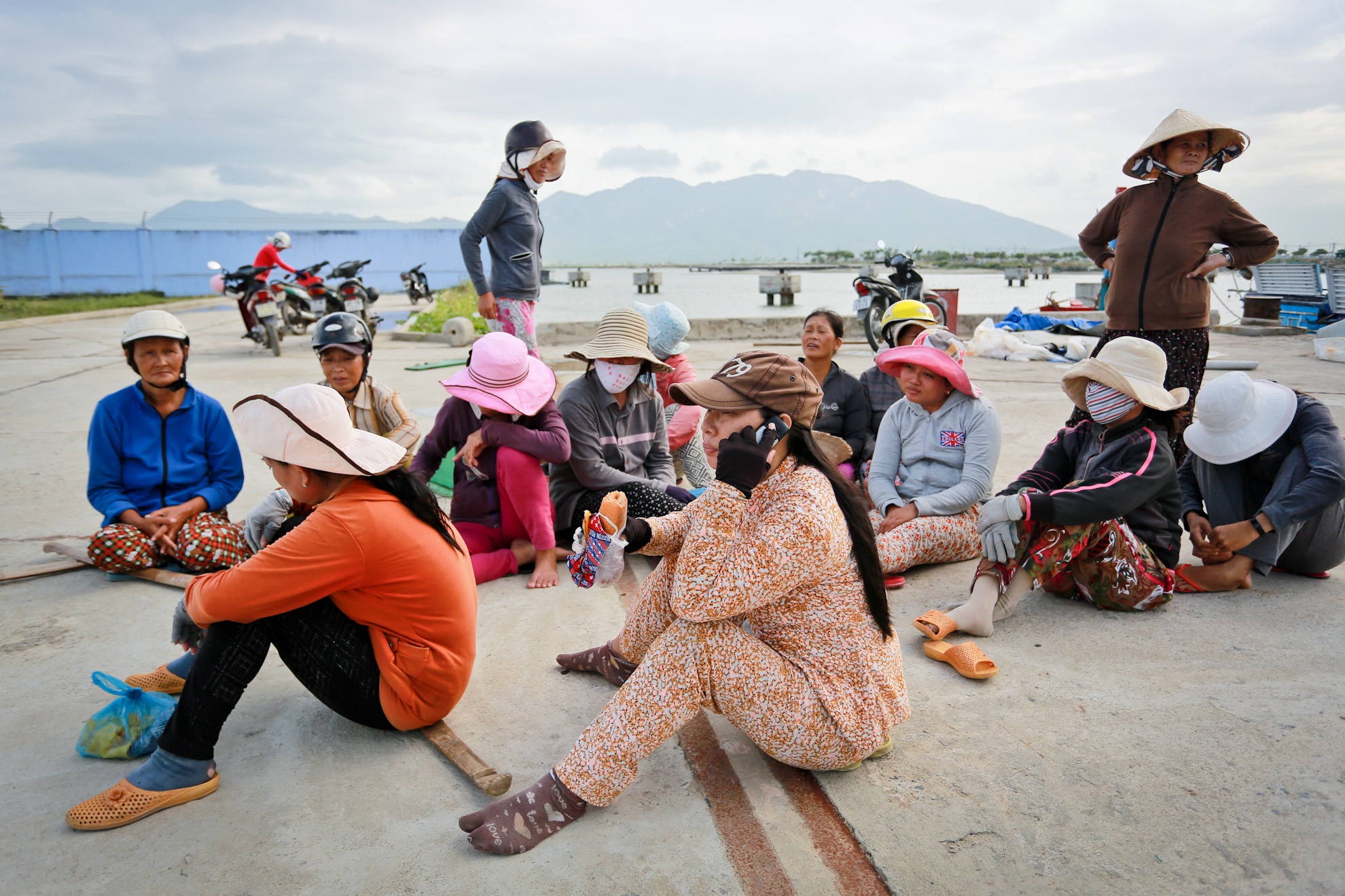 Đội nữ khiêng cá mập Thủy Đầm gồm khoảng 30 phụ nữ sống cùng thôn. Khi có tàu câu cá mập trở về, họ gọi điện thông báo cho nhau để cùng đi khiêng cá thuê