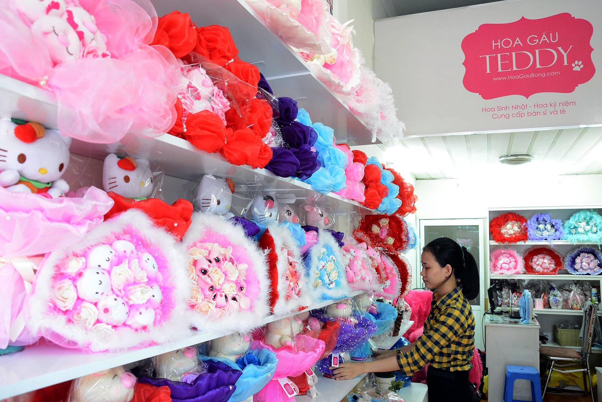 Trong những năm gần đây, hoa gấu bông được nhiều người chọn làm quà tặng cho bạn bè, người thân đồng nghiệp trong các dịp lễ do đây là sản phẩm mới lạ, độc đáo và giá cả hợp lý.