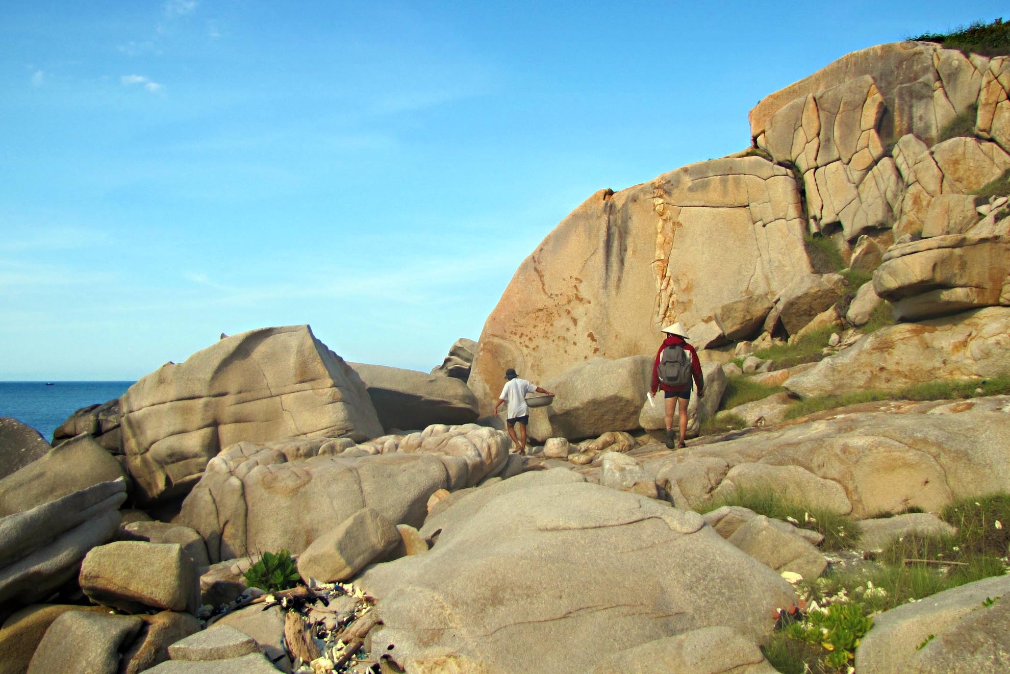 Đảo nằm tách biệt với bờ nên du khách có thể đi bằng tàu cá ngư dân, ca nô hoặc lội bộ đường khoảng 5 km đến với nơi này.