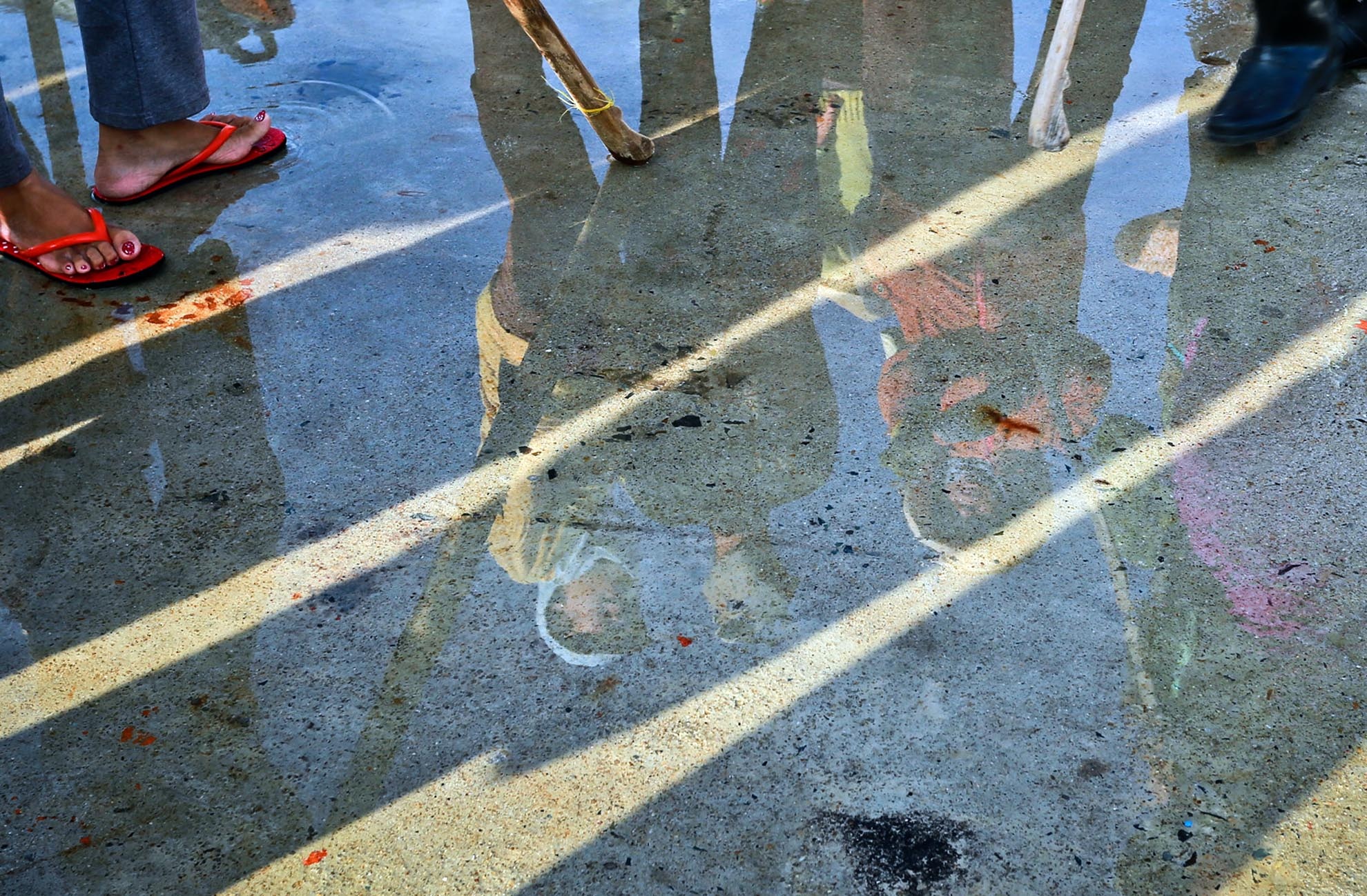 Những tưởng, phái nữ vốn “chân yếu tay mềm” nhưng họ lại là hậu phương vững chắc cho mỗi chuyến tàu câu cá mập từ Hoàng Sa trở về.  