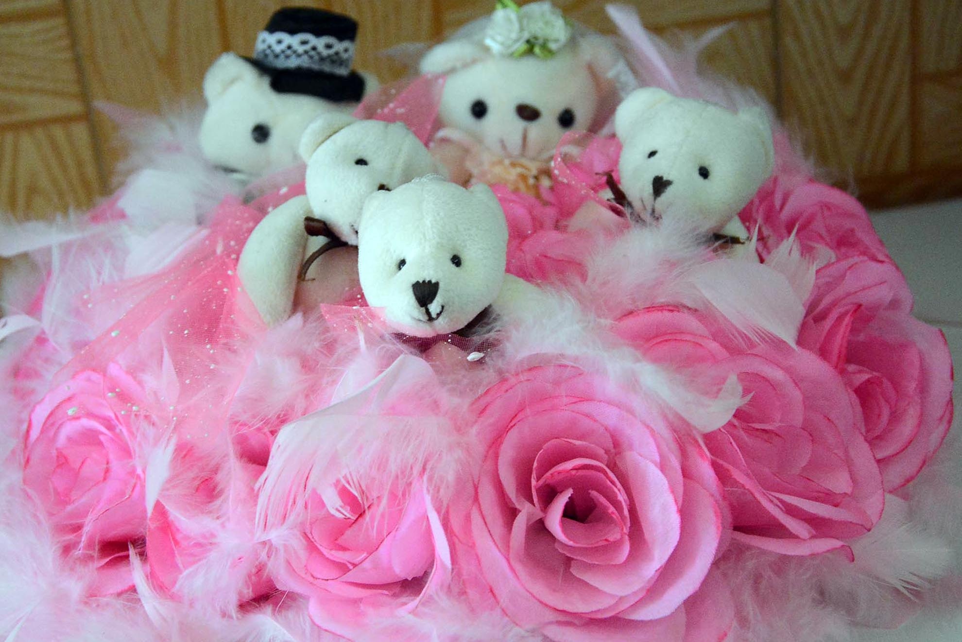 Đa số các bạn trẻ rất thích thú với các sản phẩm hoa gấu bông sử dụng các loại thú bông quen thuộc như gấu Teddy, khỉ Yoyo, heo Boo, mèo Kitty.