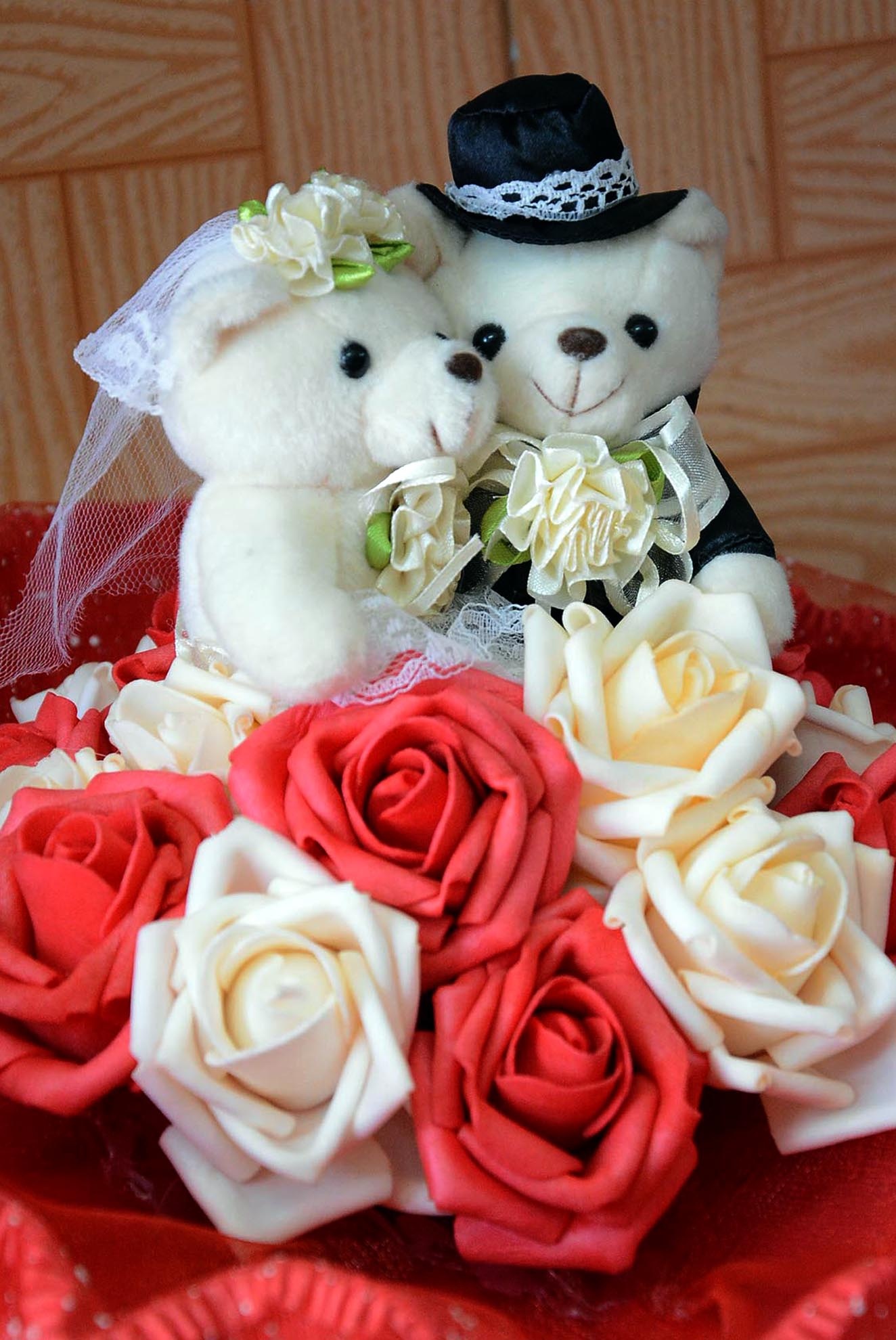 Các bó hoa có cặp gấu bông được nhiều khách hàng dùng làm quà tặng cho vợ, người yêu. 