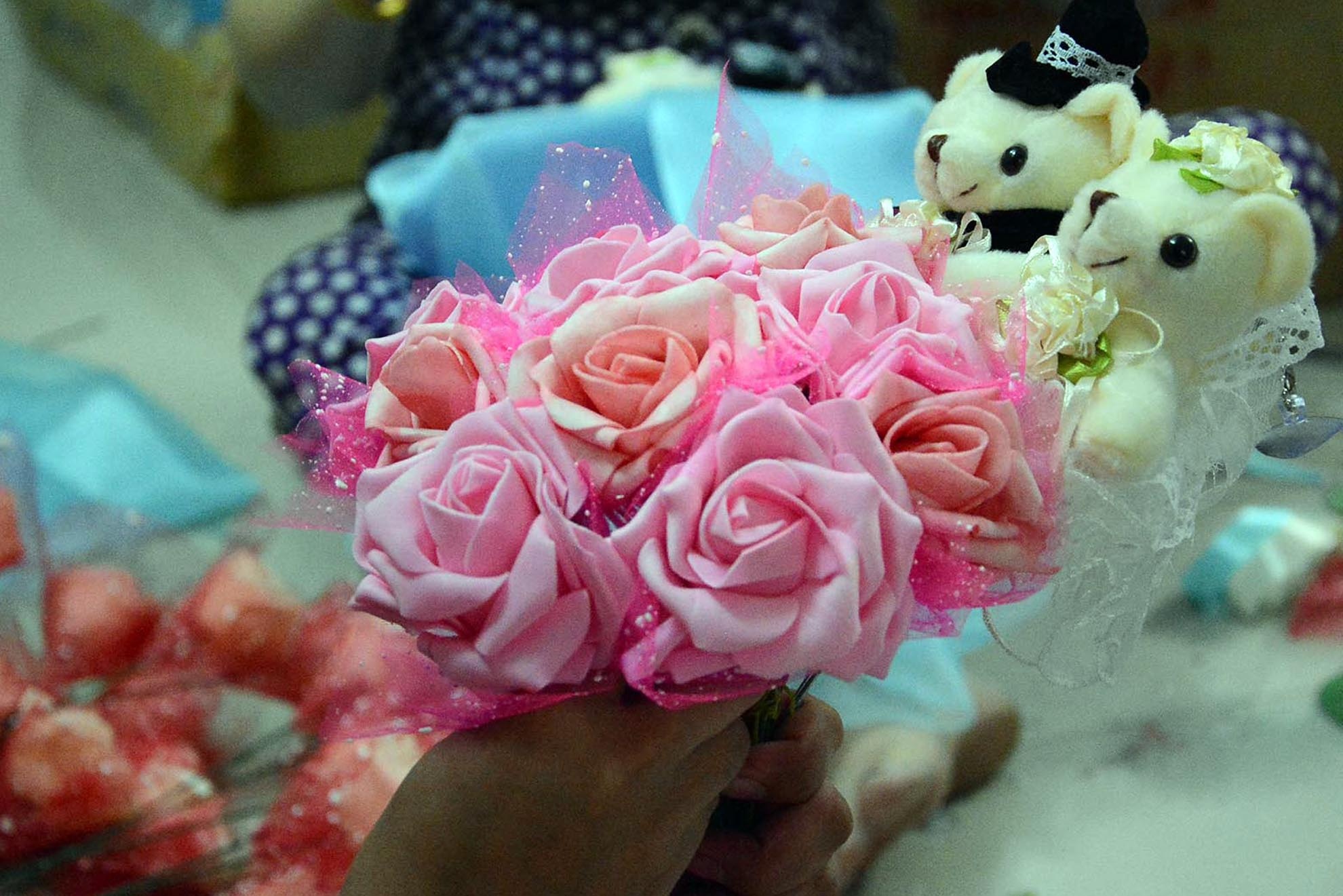 So với hoa tươi, hoa gấu bông có thể cất giữ được lâu hơn, việc bảo quản cũng khá đơn giản.