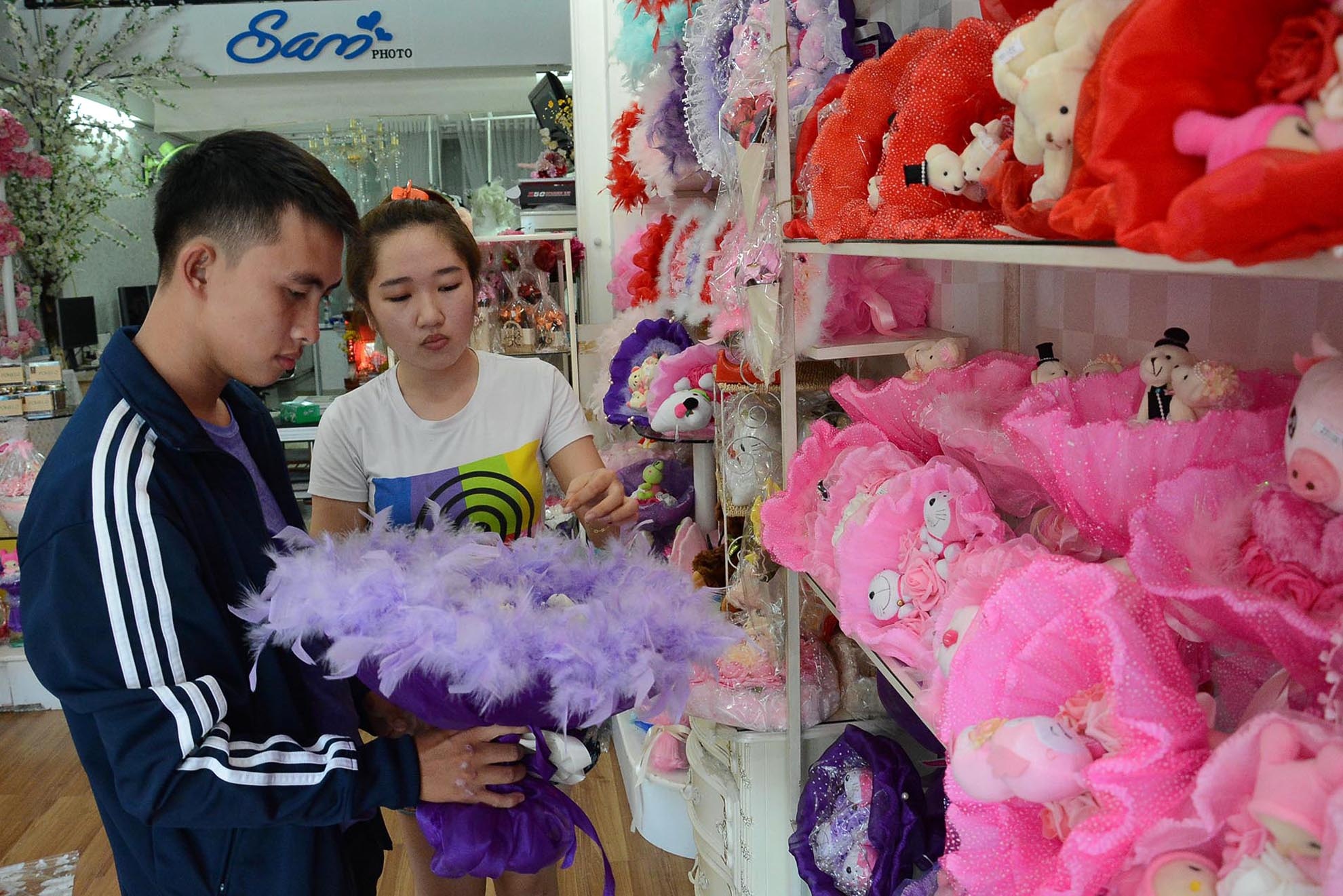 Chị Huỳnh Thị Minh Phương, chủ shop hoa gấu bông Teddy cho biết: “Thị trường dịp lễ 20/10 năm nay,so với hoa tươi nhiều khách hàng vẫn chuộng các sản phẩm hoa gấu bông. Khách hàng chủ yếu đặt mua qua website, và nhân viên sẽ giao hàng đến tận nơi.”