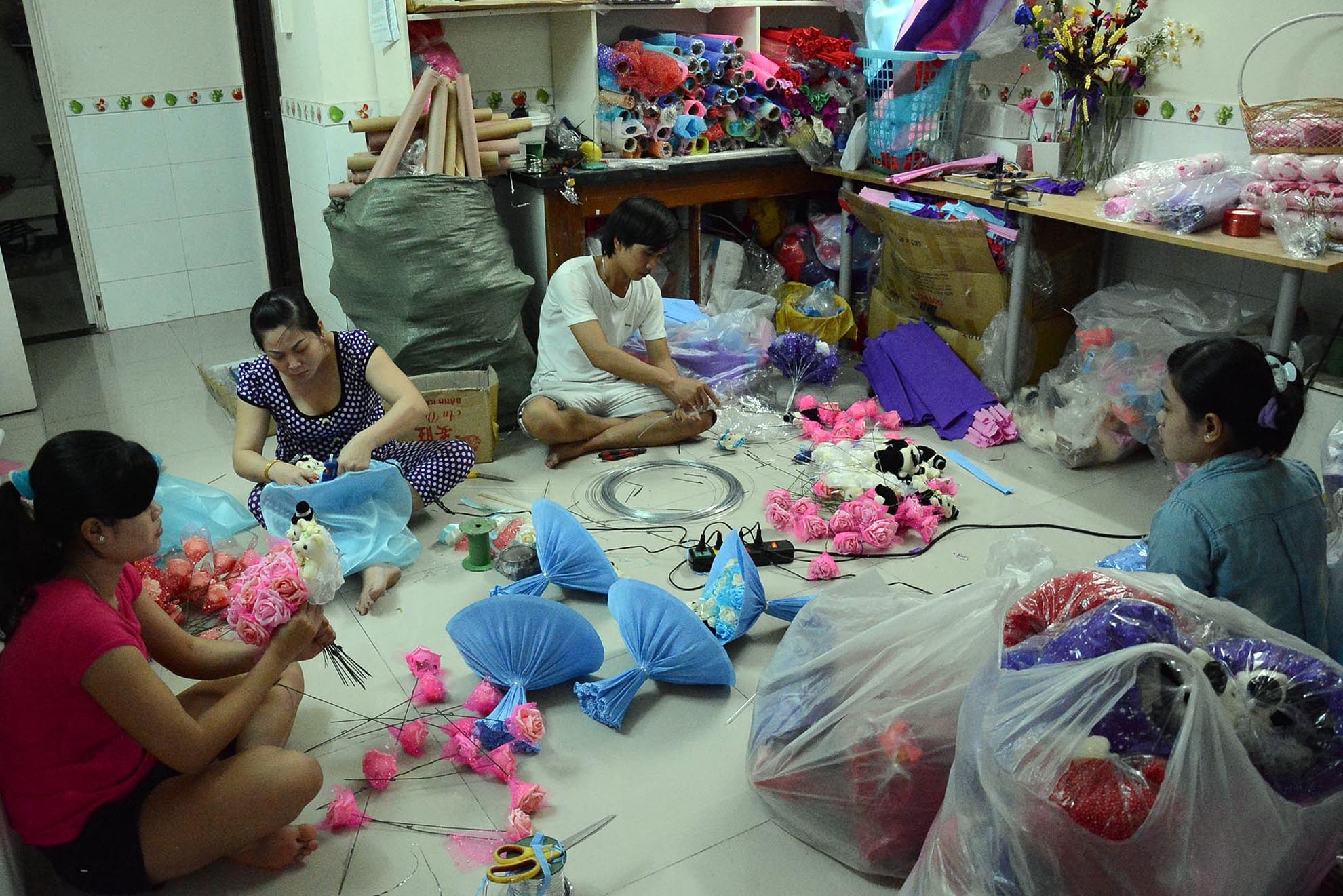 Tất cả những sản phẩm hoa gấu bông đều được làm hoàn toàn bằng tay. Mỗi sản phẩm ra đời là kết quả của cả một quá trình công phu: Bắt đầu từ khâu lên ý tưởng thiết kế, đặt hàng những nguyên vật liệu cần thiết, cắt dán thủ công, sắp xếp những chú gấu theo bảng thiết kế, chọn màu giấy và kết thành sản phẩm hoàn chỉnh.