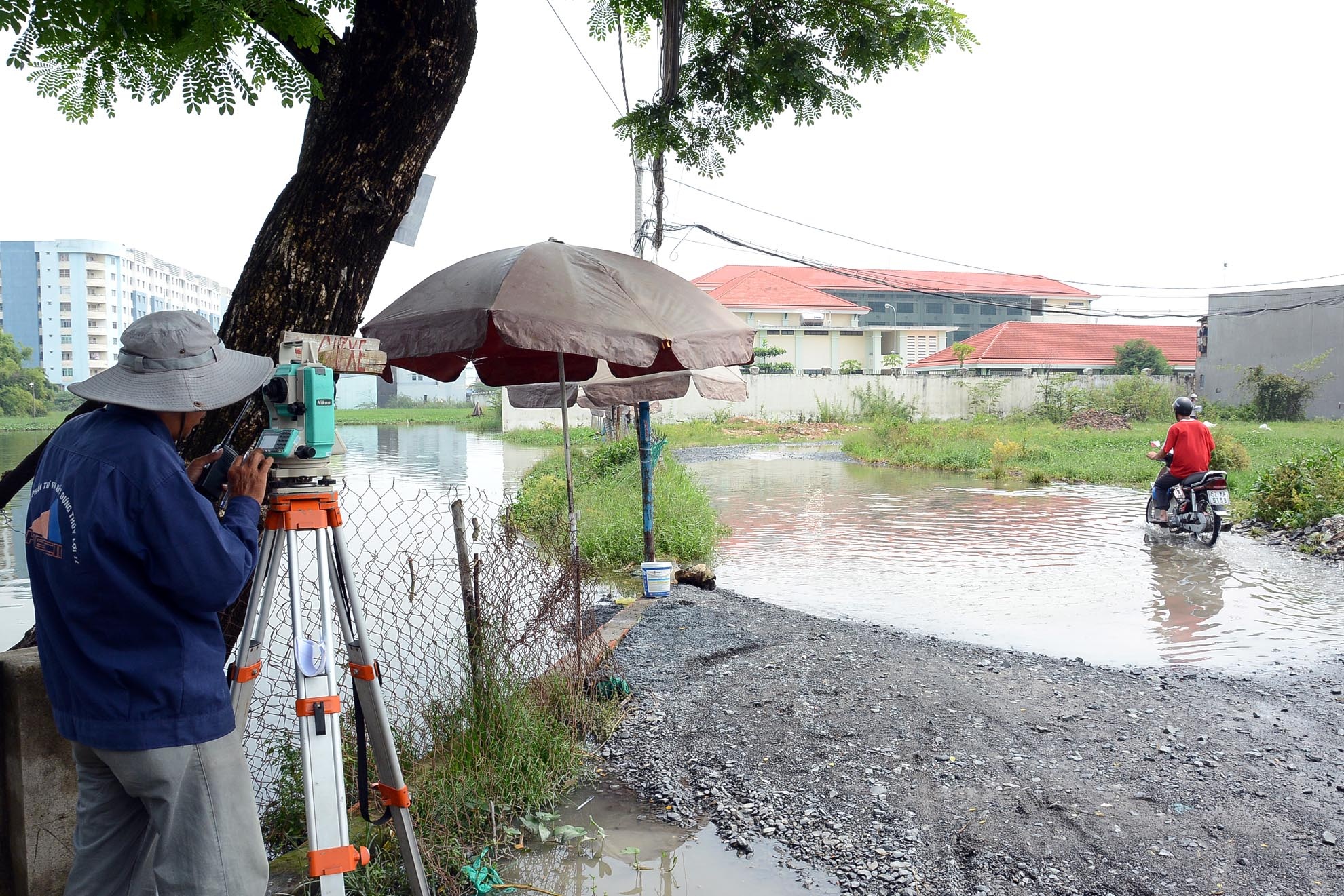 “Thấy công ty xây dựng đến đây đo đạc từ nhiều năm nay nhưng vẫn chưa thấy làm đường mới”, ông Quốc cho biết thêm