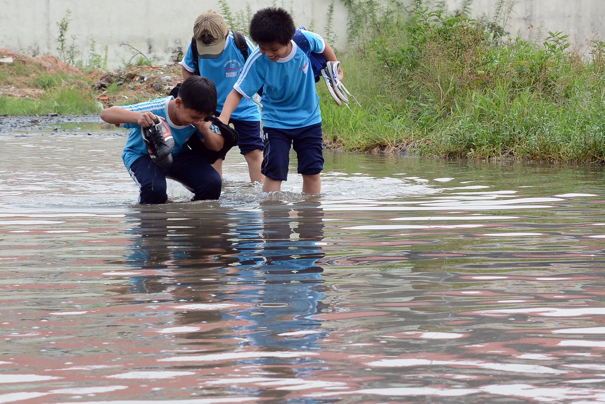 Những học sinh nam ở trường tiểu học Lê Trọng Tấn không còn lựa chọn nào khác là phải xắn quần lội qua 