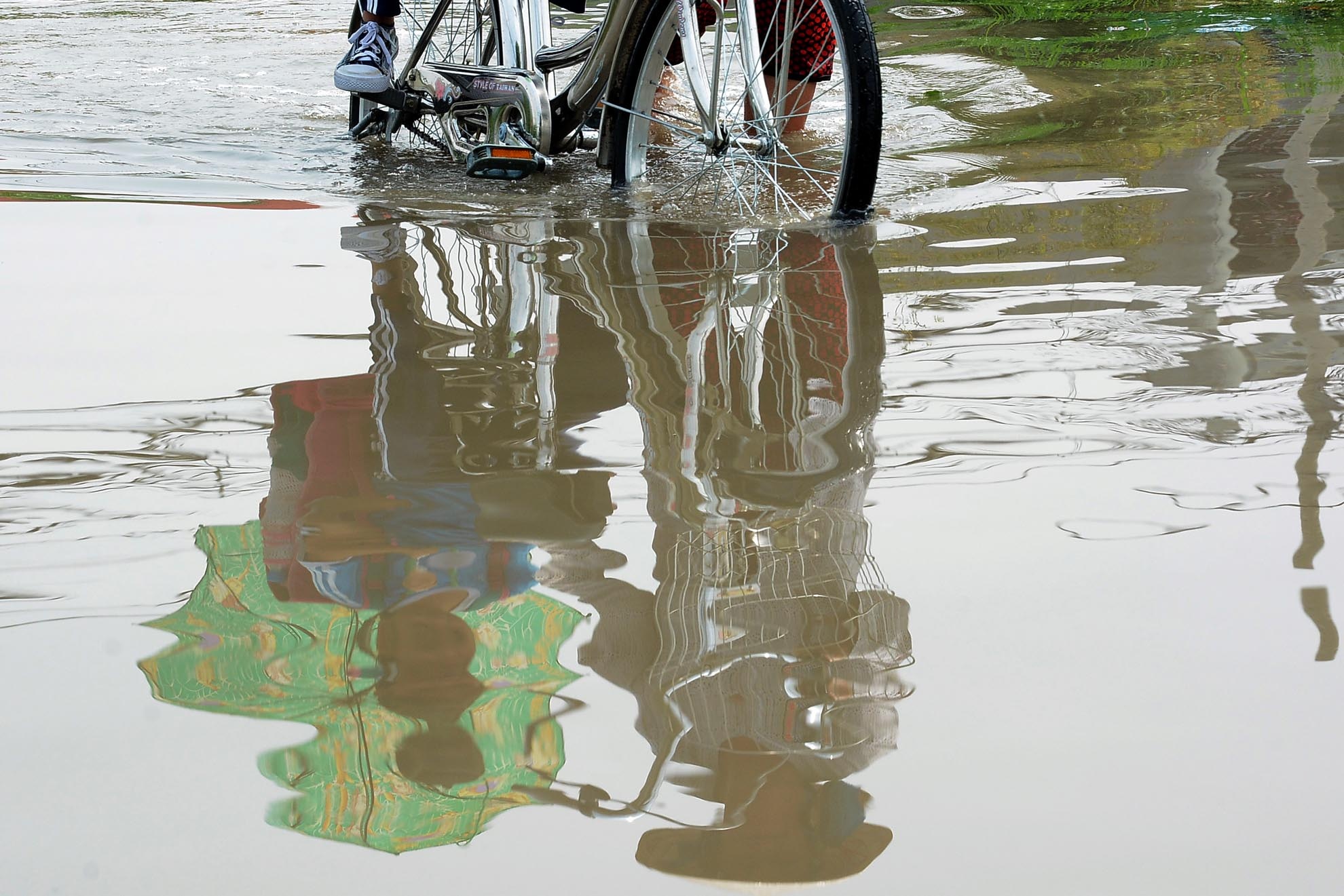 Bà Nguyễn Thị Kim Đồng mỗi ngày phải lội qua vũng nước này 4 lần để đưa 2 đứa cháu đi học. Bà cho biết: Vì đoạn đường đến trường phải đi qua các hố nước sâu không an toàn nên dù bận rộn vẫn phải dành thời gian đưa rước các cháu.