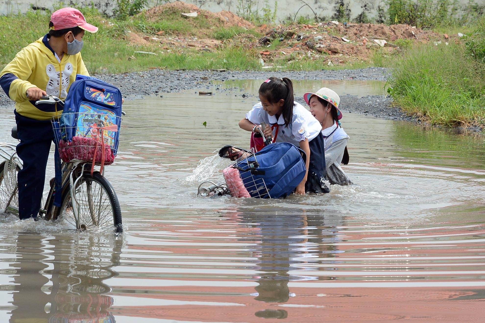 Những nữ sinh chân yếu tay mềm thì không may mắn như các bạn trai khi cố gắng đạp xe vượt qua đoạn đường đáng sợ này.