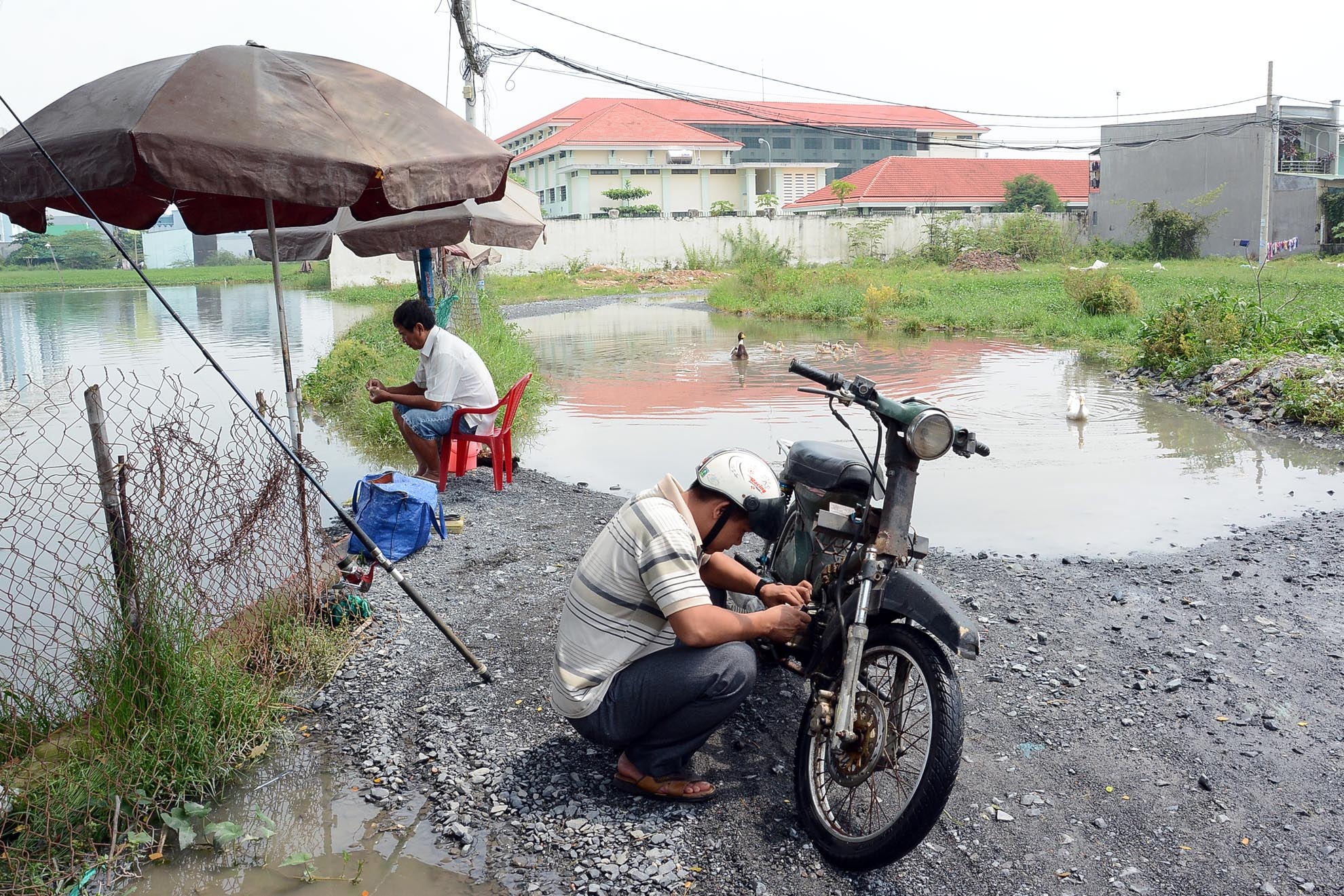 Anh Hùng Ngọc Đức hằng ngày đi qua con đường này, chuyện lội nước khiến xe chết máy với anh như cơm bữa.