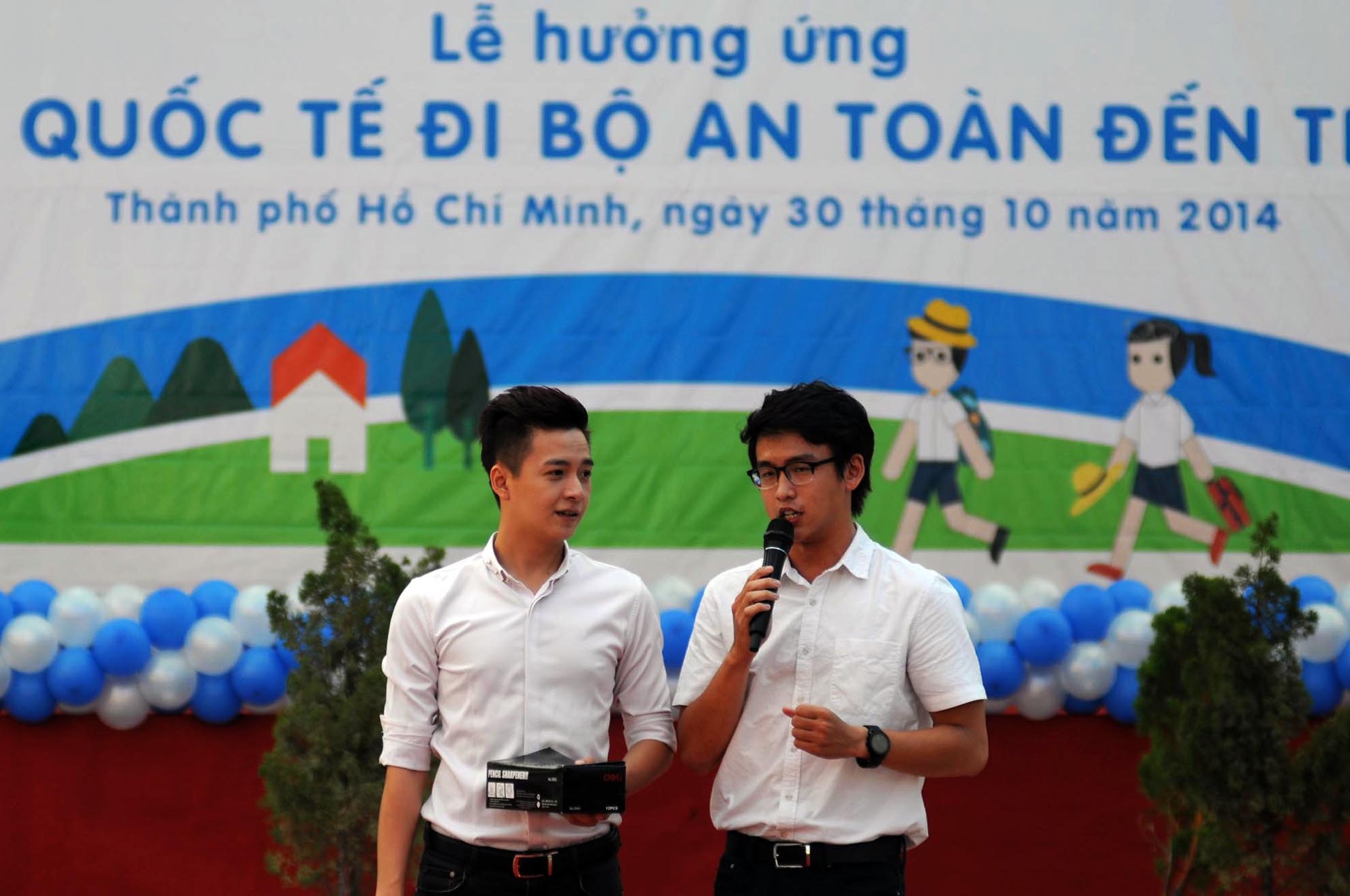 Ngo Kien Huy di bo cung hoc sinh den truong hinh anh