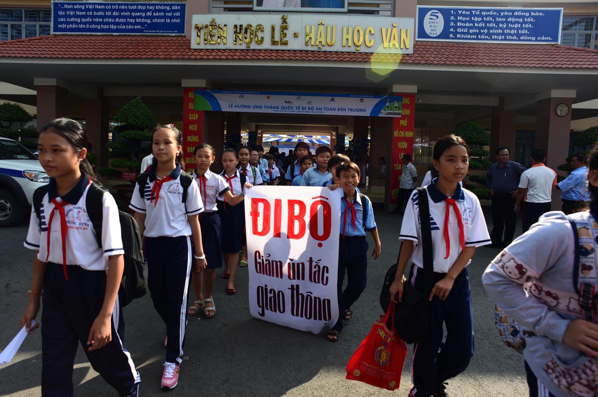 Ngoài ra, chương trình còn tổ chức cho các phụ huynh tham gia, nhằm nâng cao ý thức giao thông khi đưa đón con em mình.