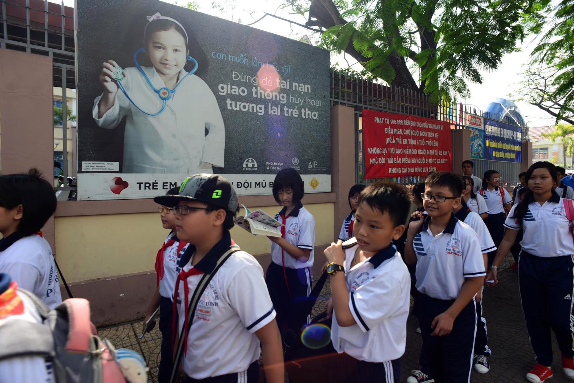 Sau buổi lễ, các em học sinh cùng đồng hành đi bộ gần 1km để hưởng ứng cùng chương trình.