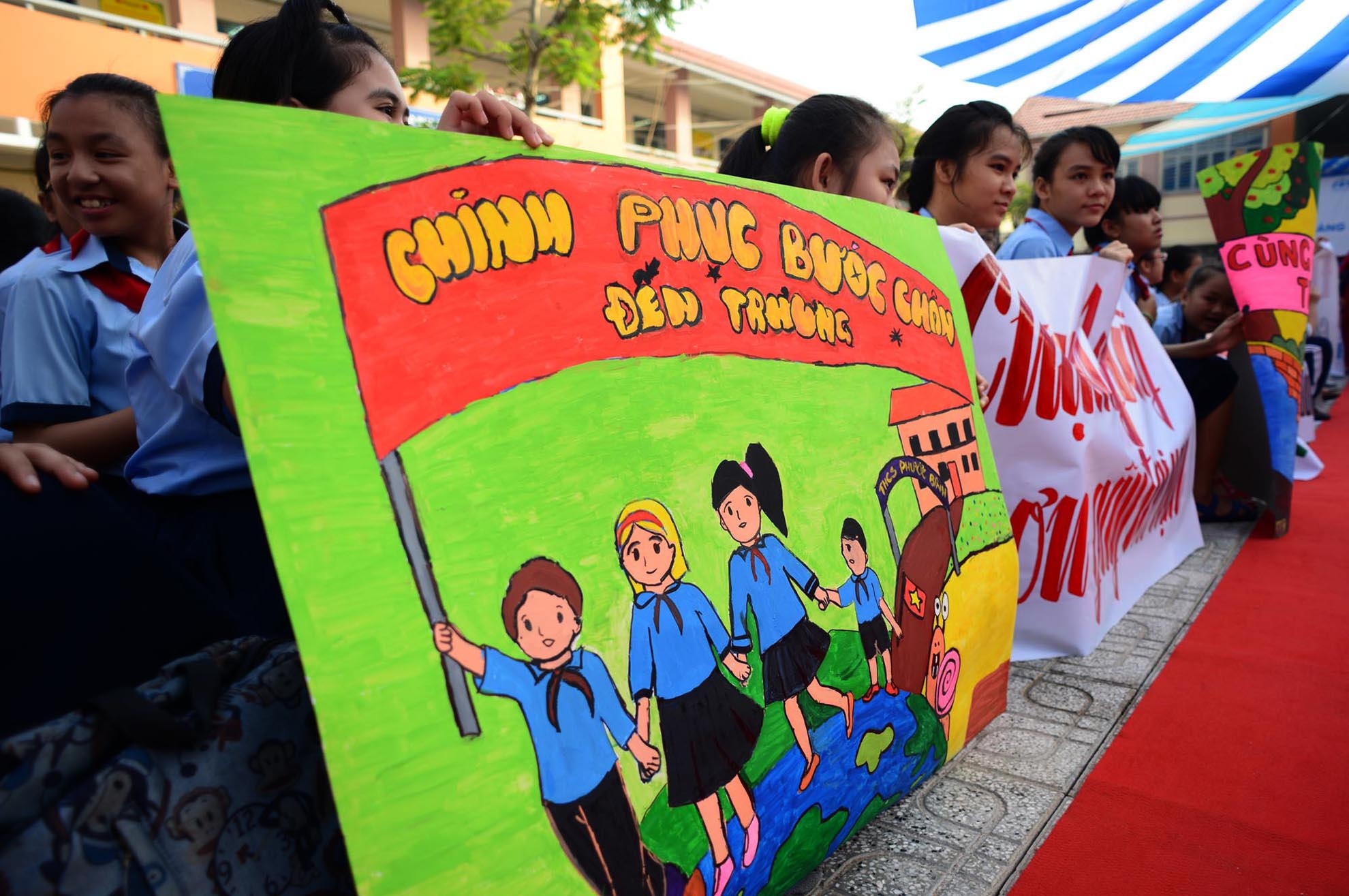Các em học sinh mang theo nhiều pano tuyên truyền về lợi ích của việc đi bộ đúng luật.