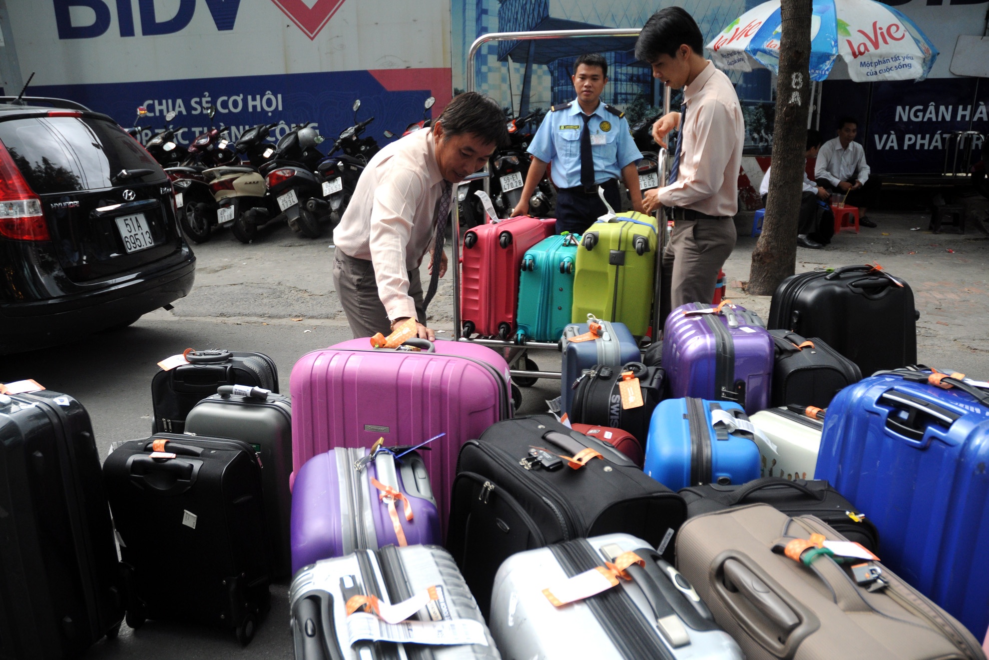 Hành lý của khách được nhân viên đẩy vào ở khoảng cách xa và khá bất tiện.