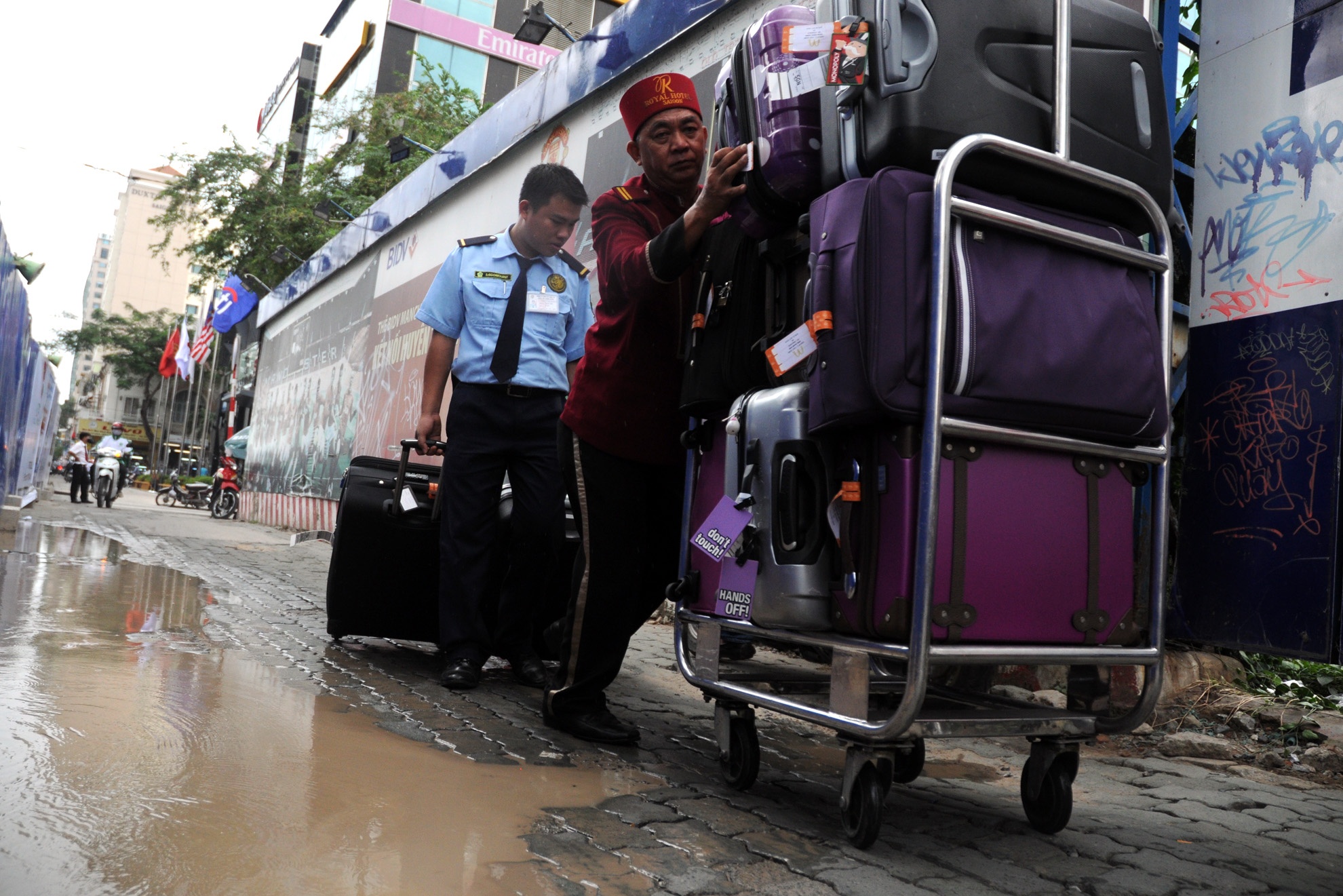 Việc dùng xe đẩy trên đoạn đường đang thi công rất dễ làm rơi đồ của khách.