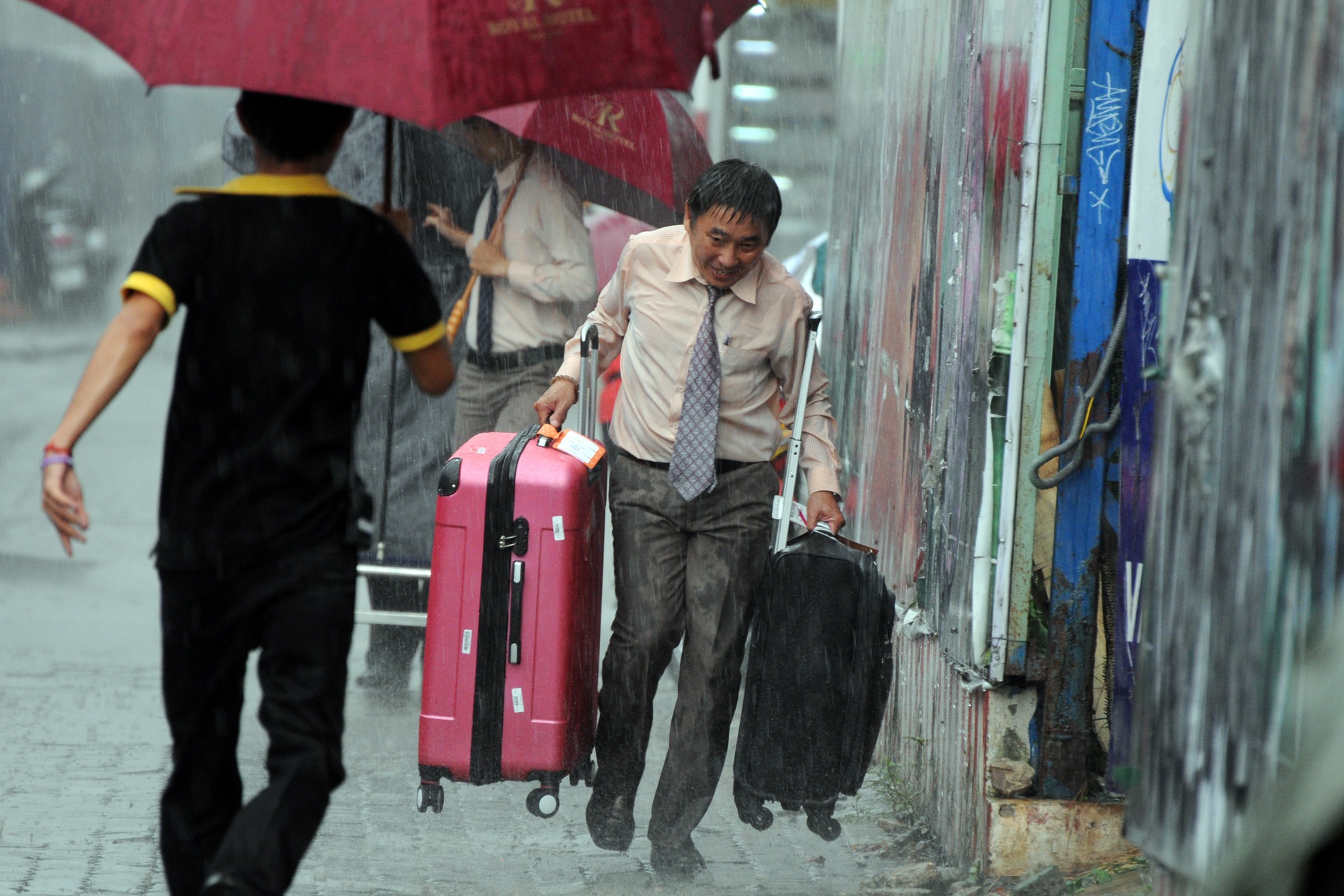 Những lúc trời mưa, khách sạn phải huy động cả quản lý để vận chuyển hành lý tránh bị ướt.