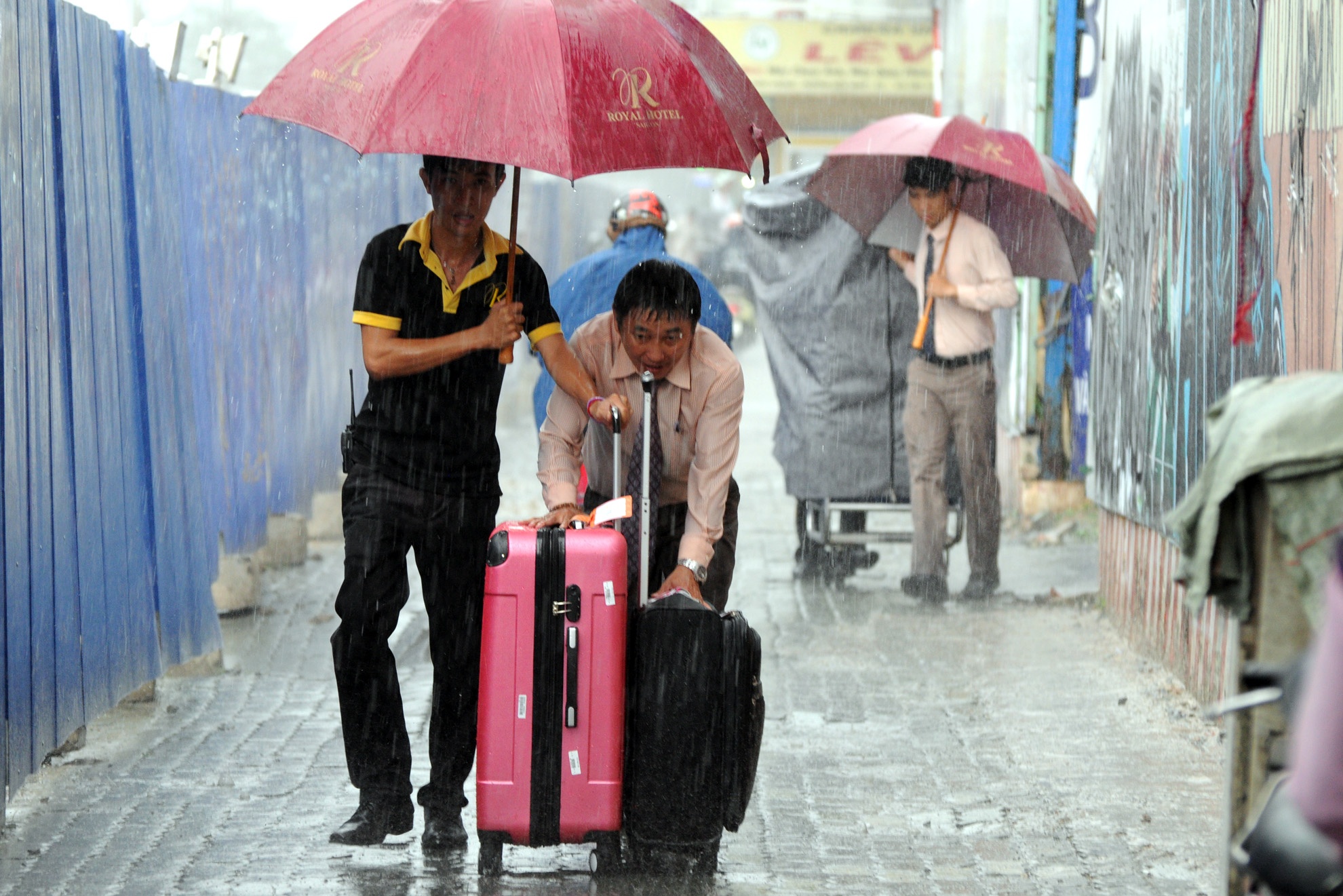 : Đoạn đường bị rào chắn từ đầu đến cuối, khách du lịch muốn tham quan phải đi đường vòng khá xa.