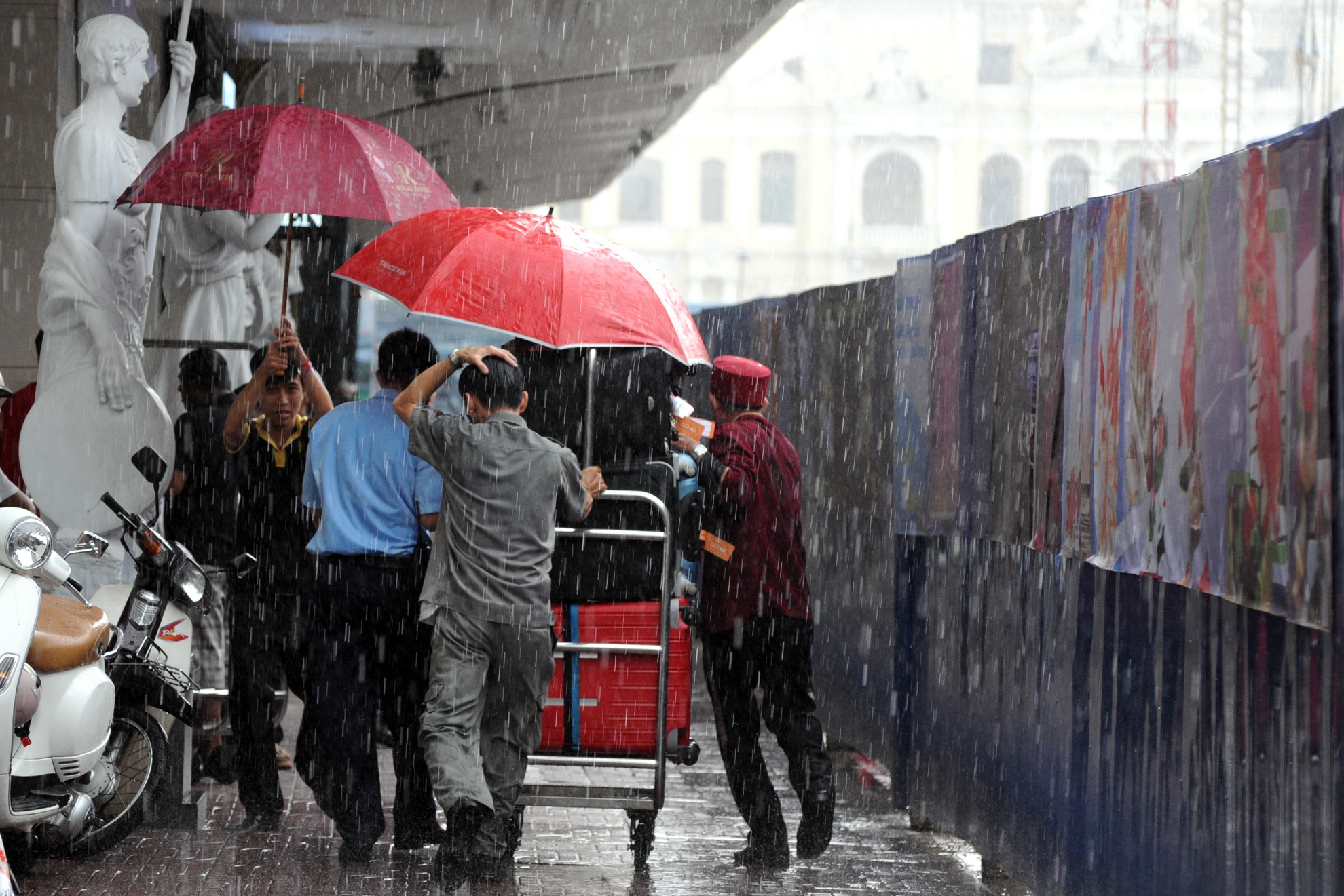 Nhiều khách du lịch dù đã đặt phòng ở những khách sạn nằm trên đường Nguyễn Huệ, nhưng vì di chuyển bất tiện nên phải đi tìm chỗ khác.