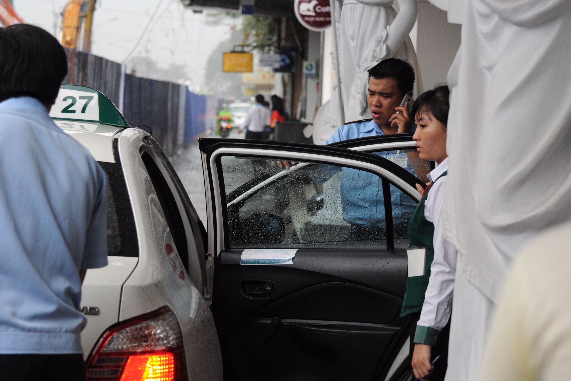 Xe taxi có thể đón trả khách trước cửa khách sạn, nhưng vì con đường quá hẹp nên gây cản trở đi lại của các phương tiện khác nếu dừng đỗ quá lâu.