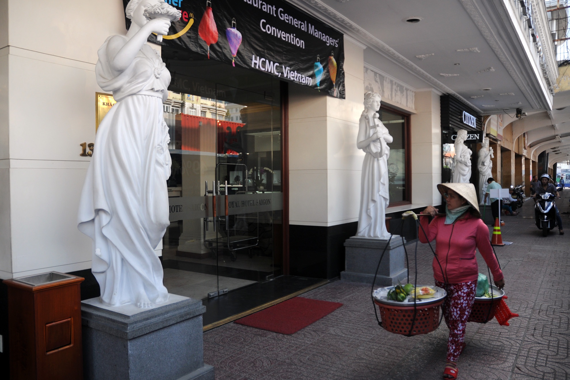 Tuyến tàu điện ngầm chạy qua đường Nguyễn Huệ, nơi tập trung nhiều khách sạn lớn. Việc thi công, rào chắn công trình khiến việc đón trả khách của những khách sạn này gặp nhiều khó khăn.