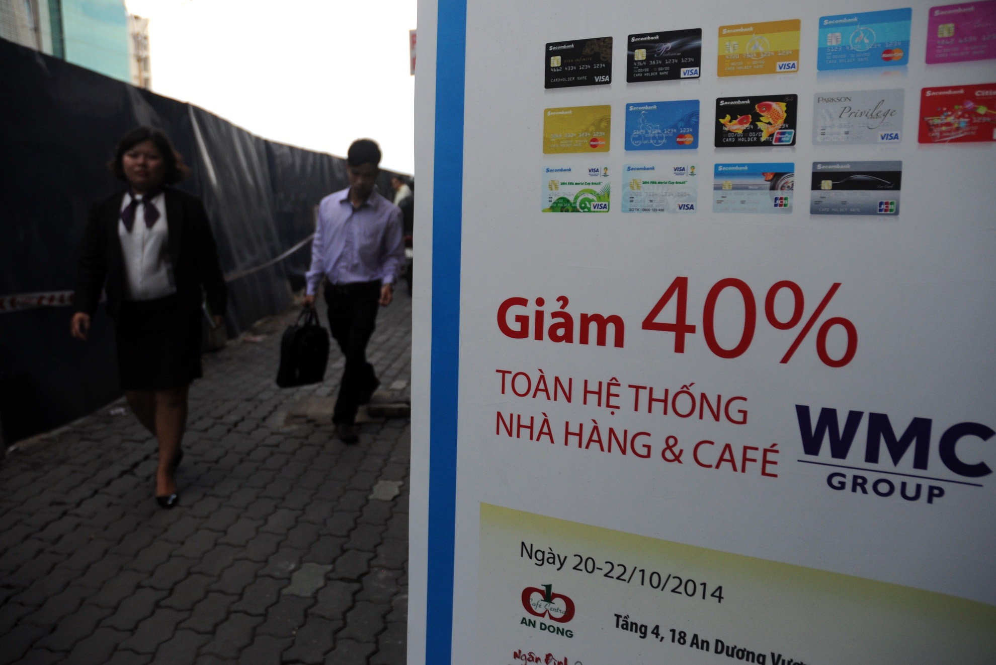 Những cửa hàng cố gắng bám trụ lại thì phải dùng “chiêu” khuyến mãi, giảm giá lớn để thu hút khách hàng.